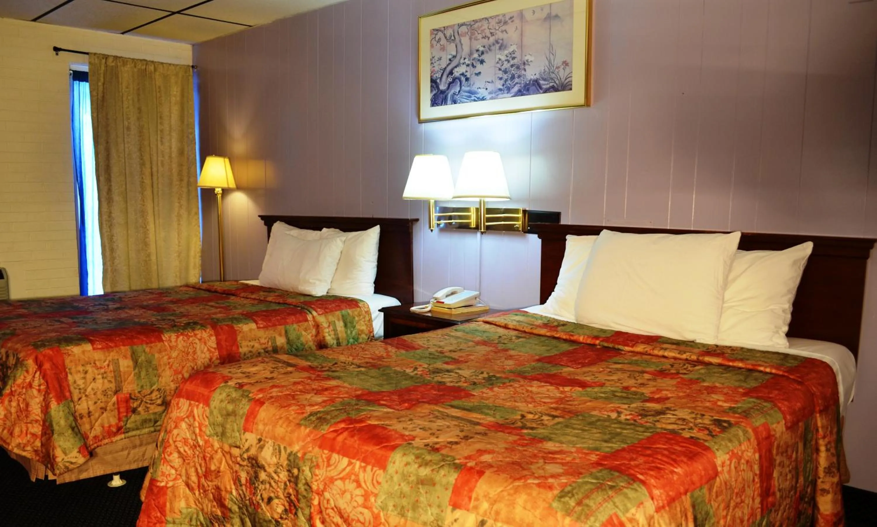 Bedroom, Bed in Economy Inn Bluefield