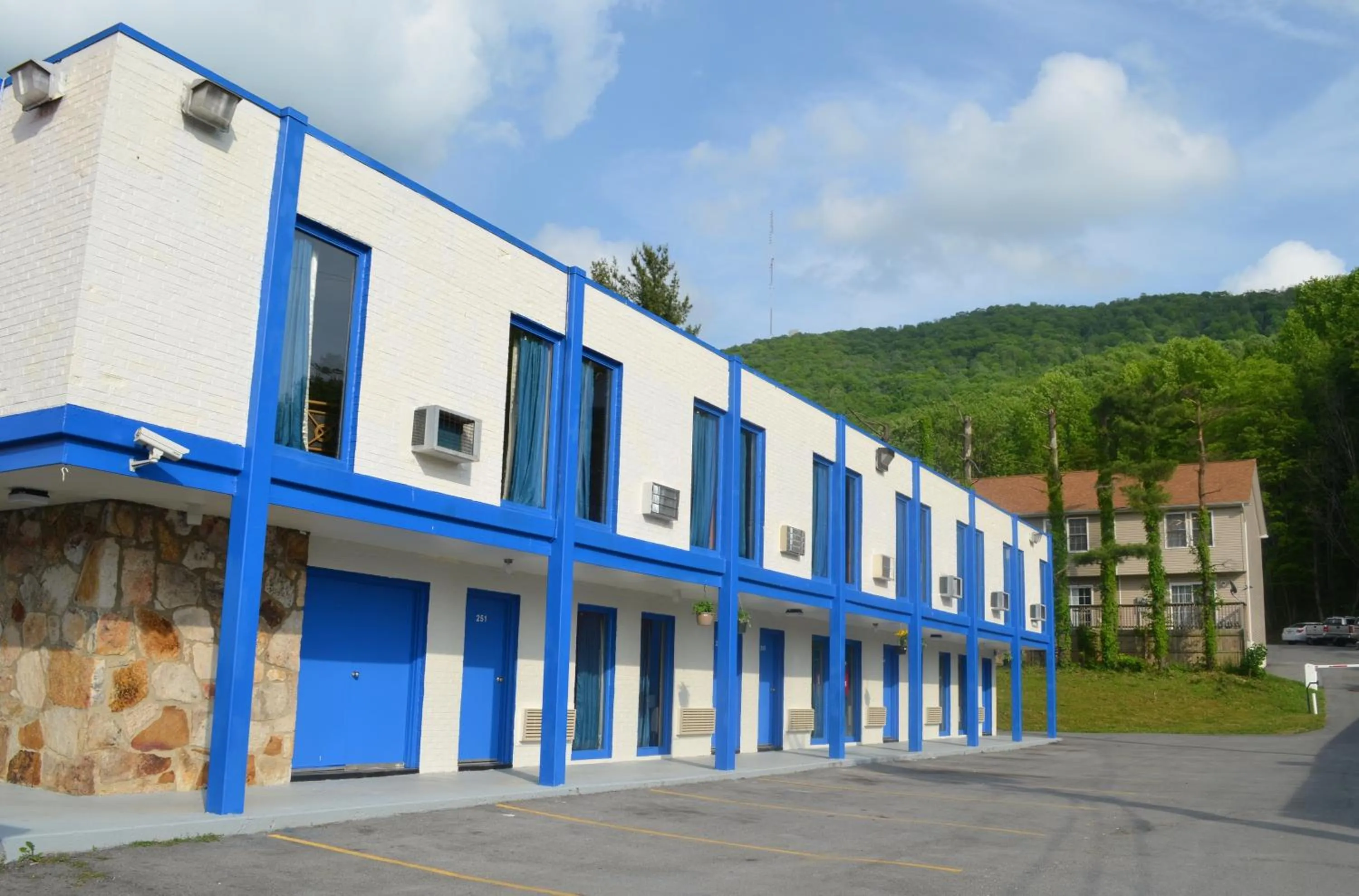 Property building in Economy Inn Bluefield