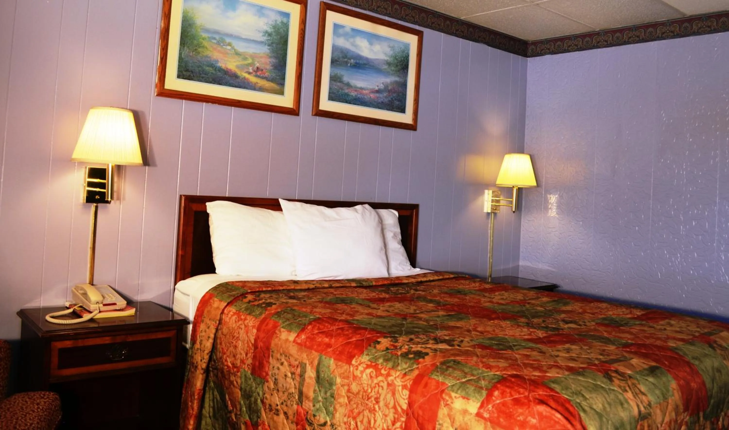 Bedroom, Bed in Economy Inn Bluefield