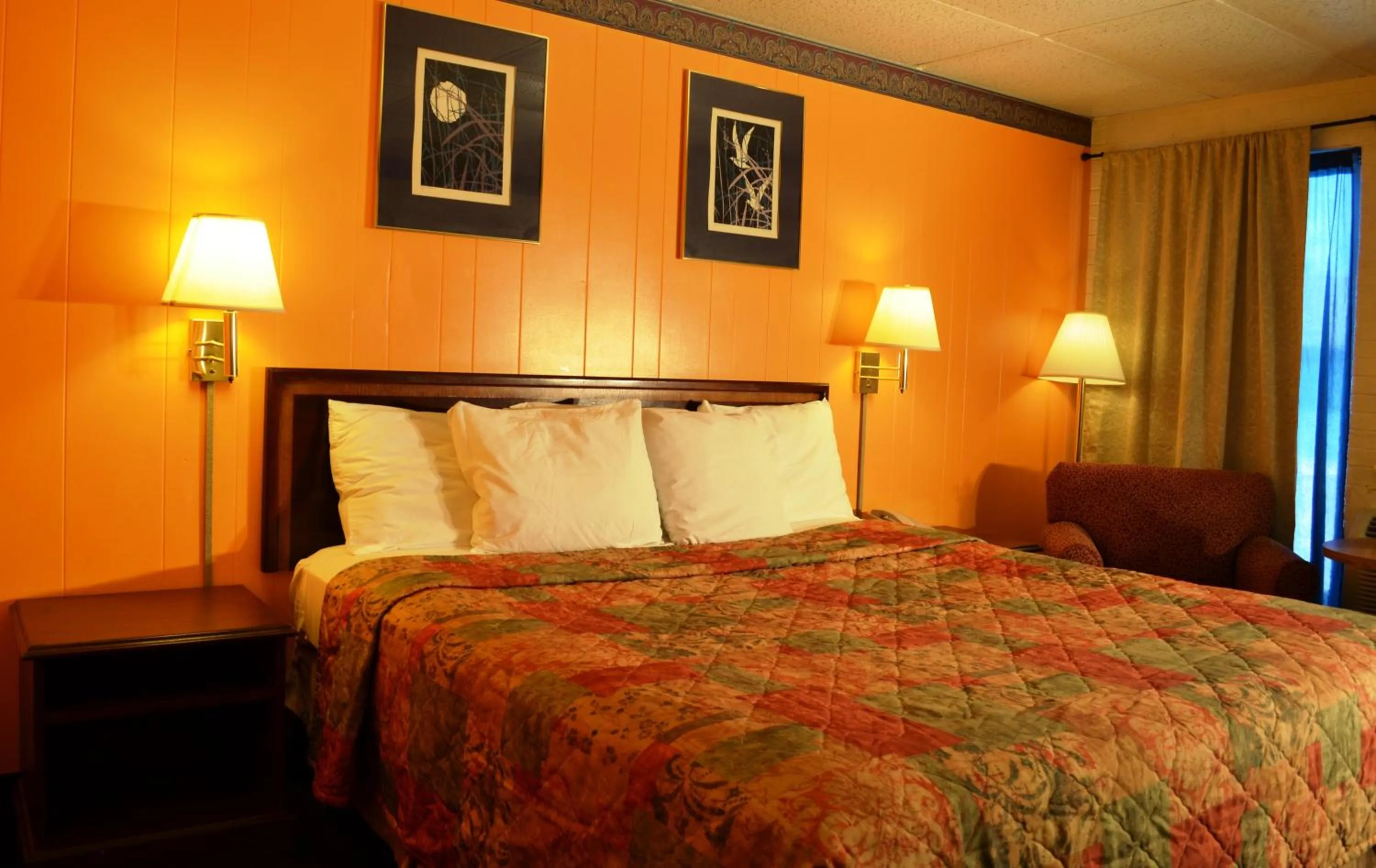 Bedroom, Bed in Economy Inn Bluefield