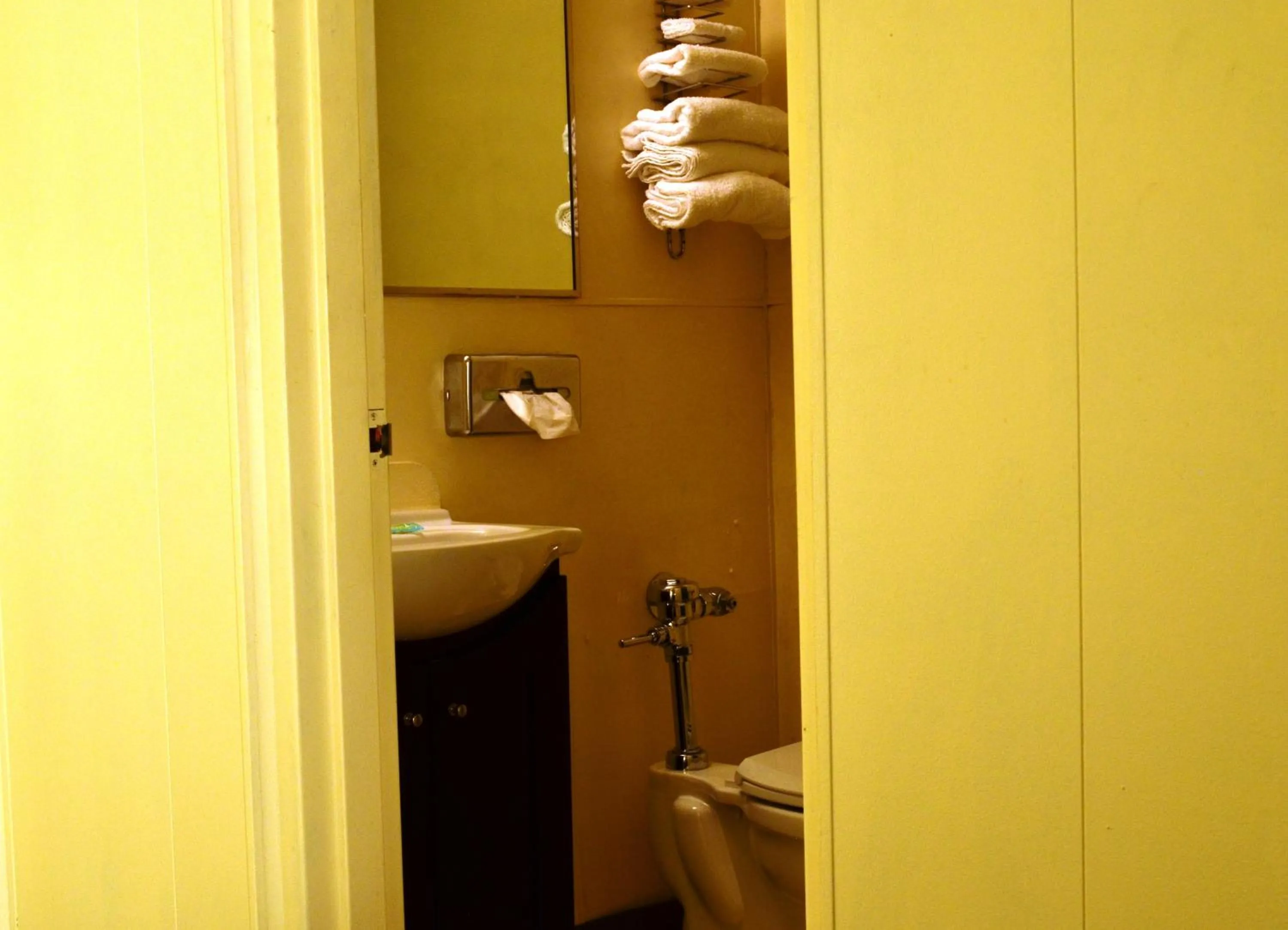 Bathroom in Economy Inn Bluefield