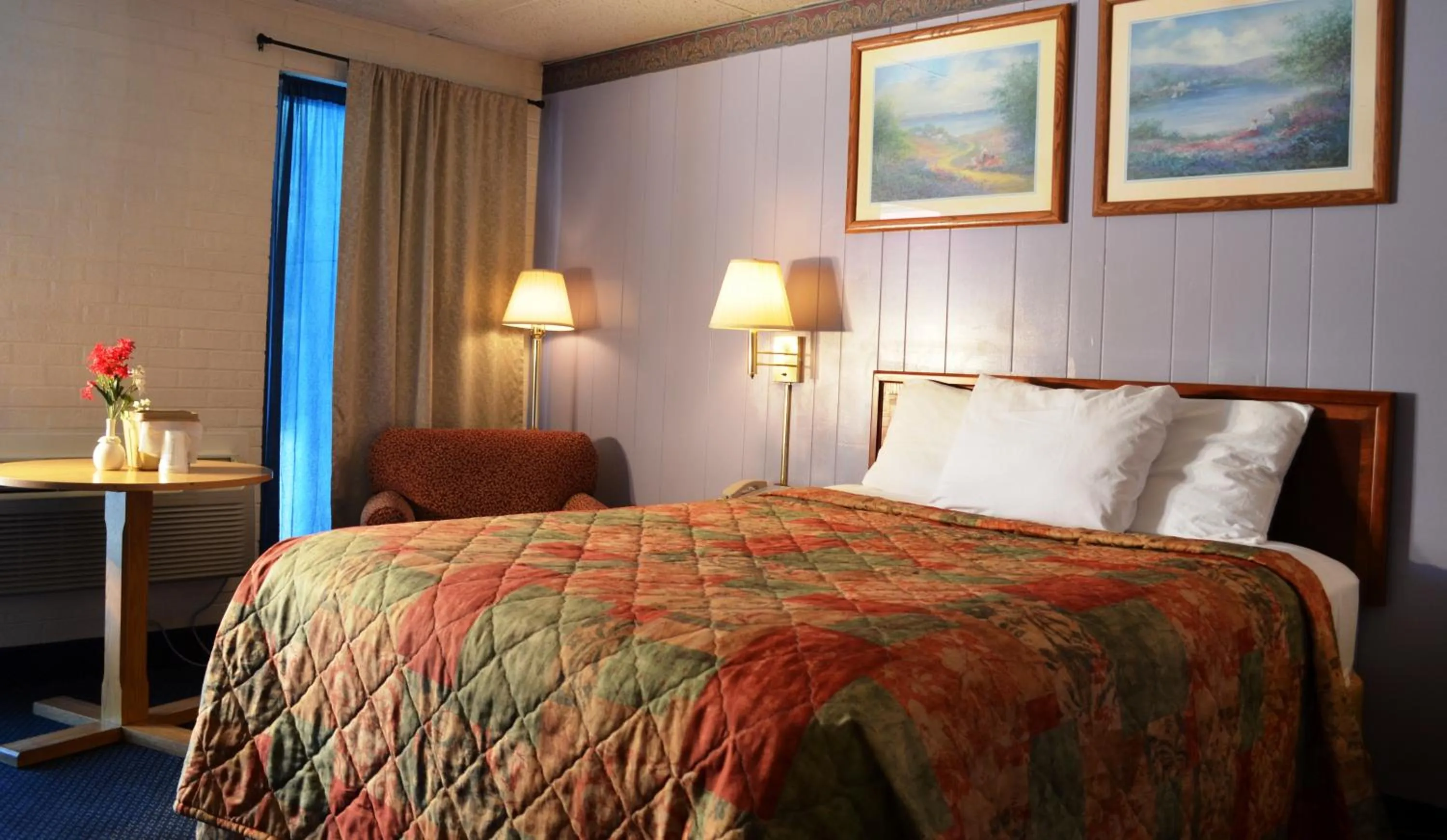 Bedroom, Bed in Economy Inn Bluefield