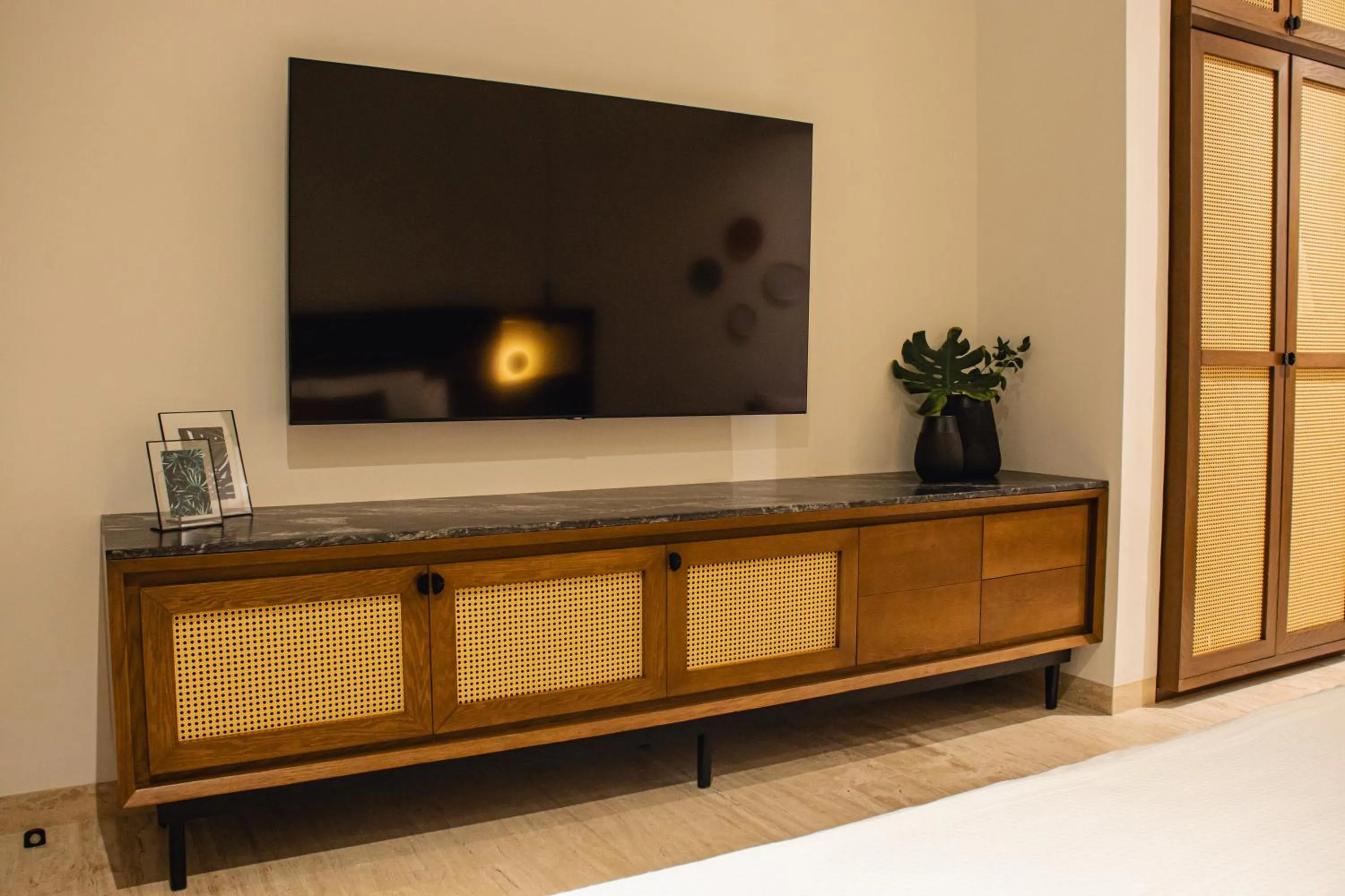 TV and multimedia in Casa Continental Hotel Boutique & Suites - Adults Only