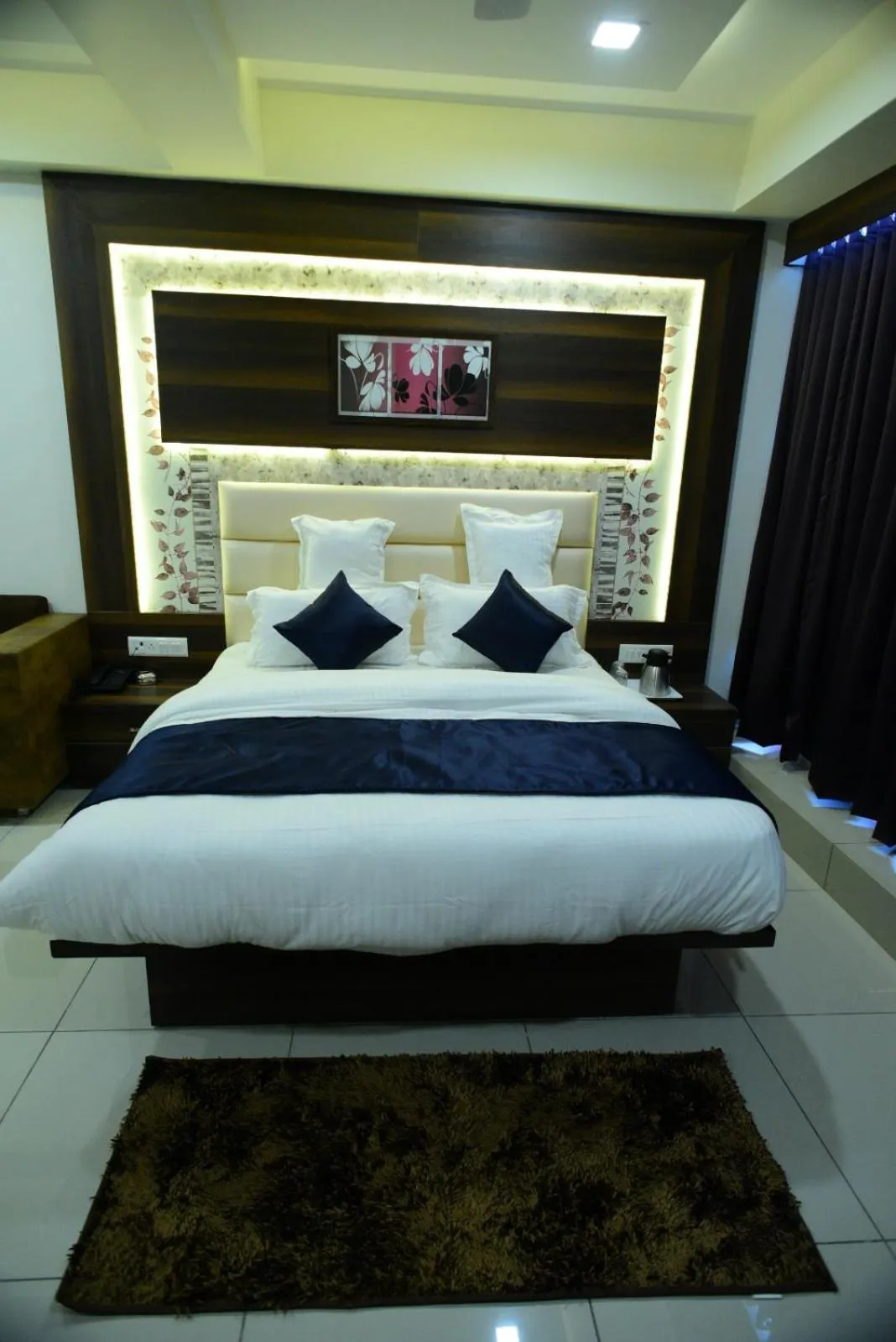 Bed in Hotel Royal Residency