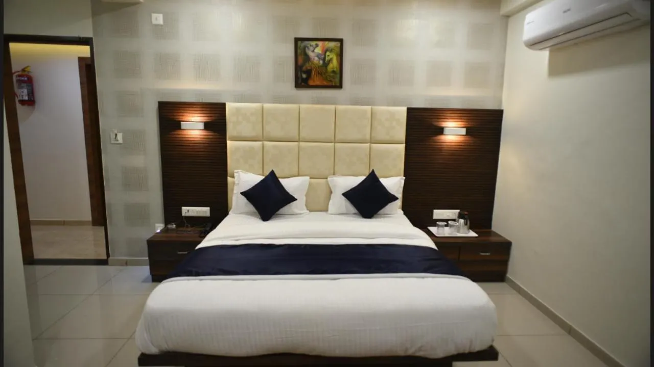 Bed in Hotel Royal Residency