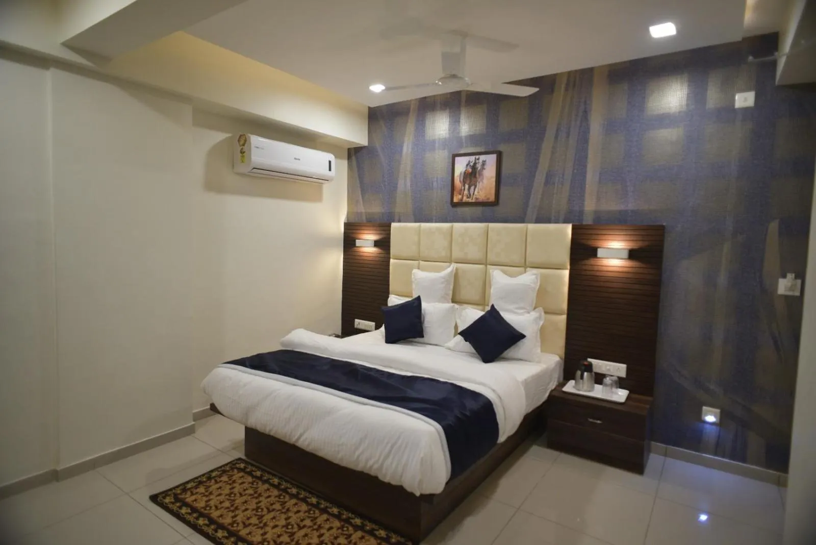 Bed in Hotel Royal Residency