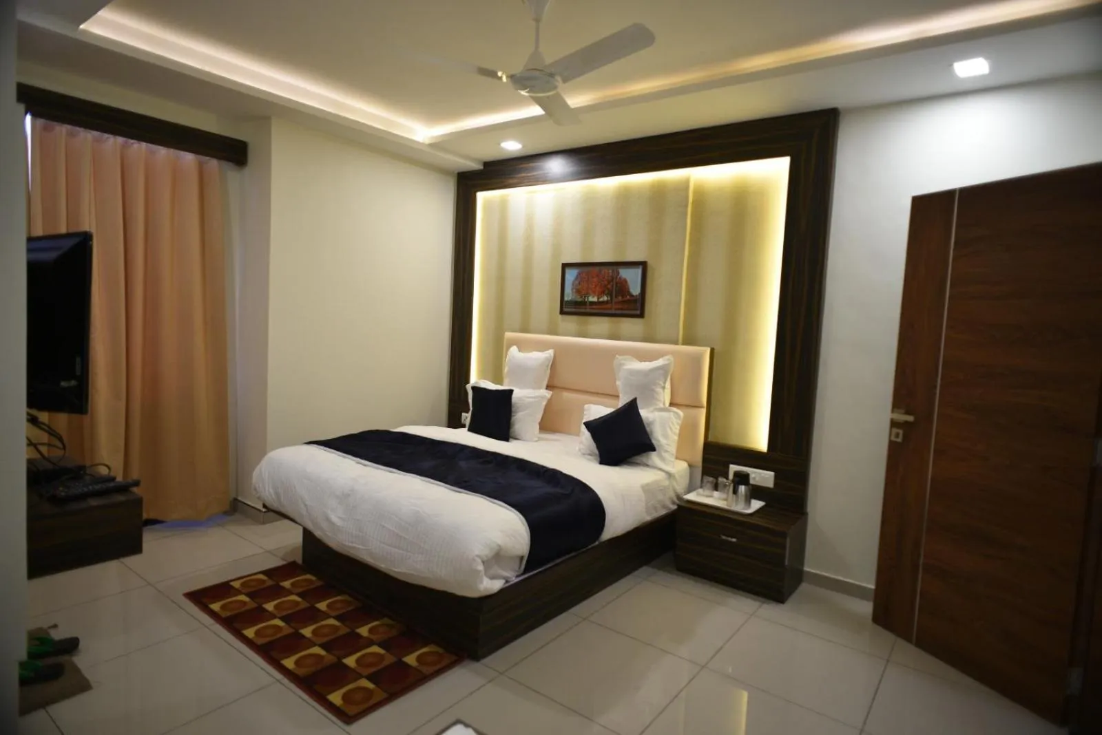 Bed in Hotel Royal Residency