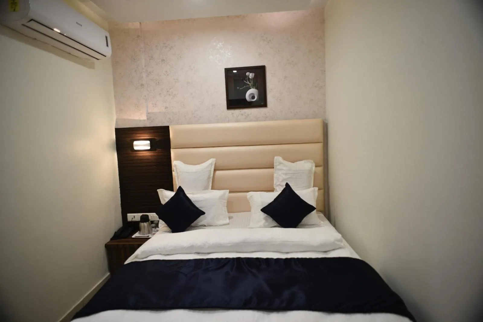 Bed in Hotel Royal Residency