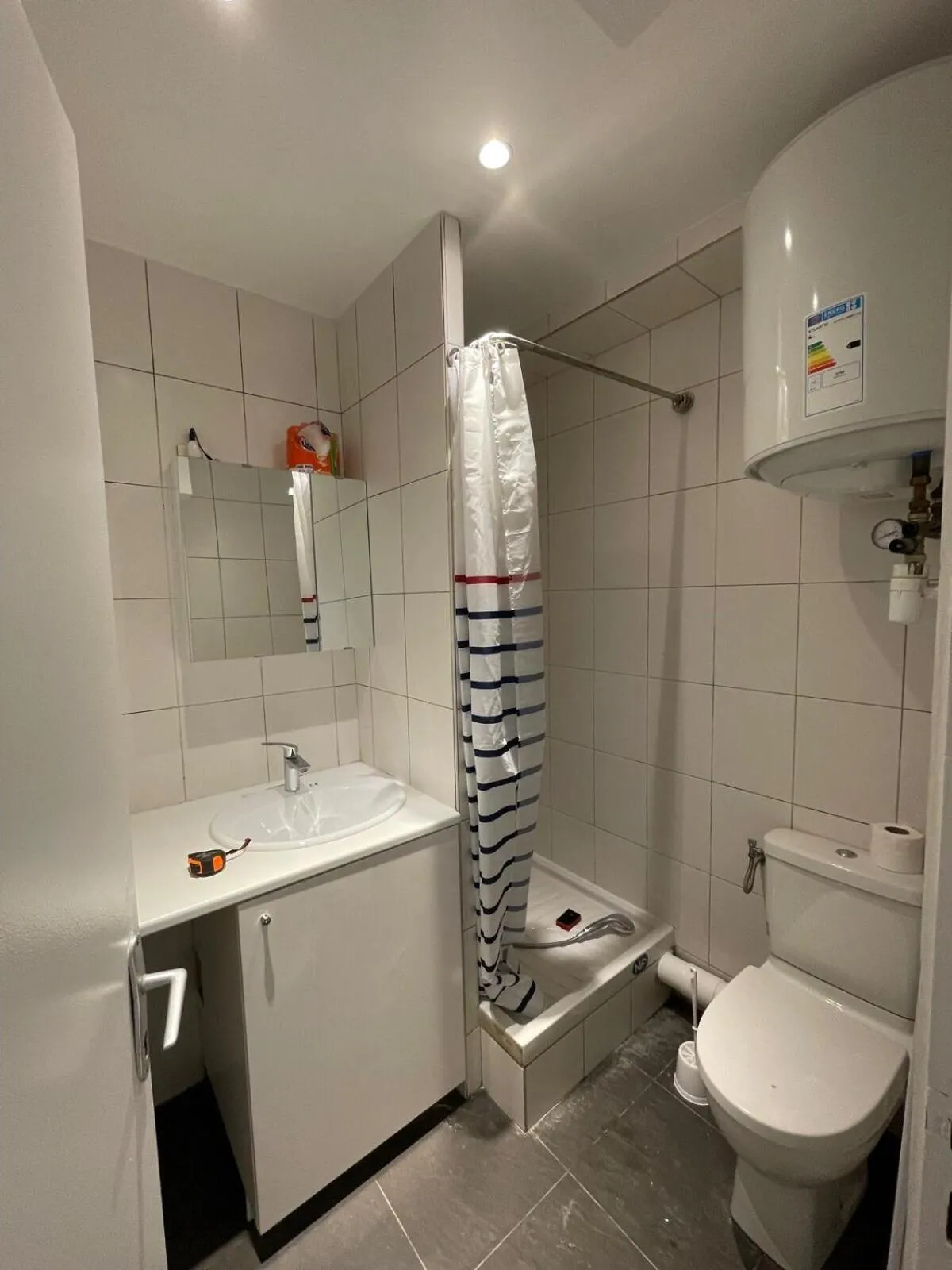 Bathroom in T2 proche Paris - stade de France - métro 13 - RDC