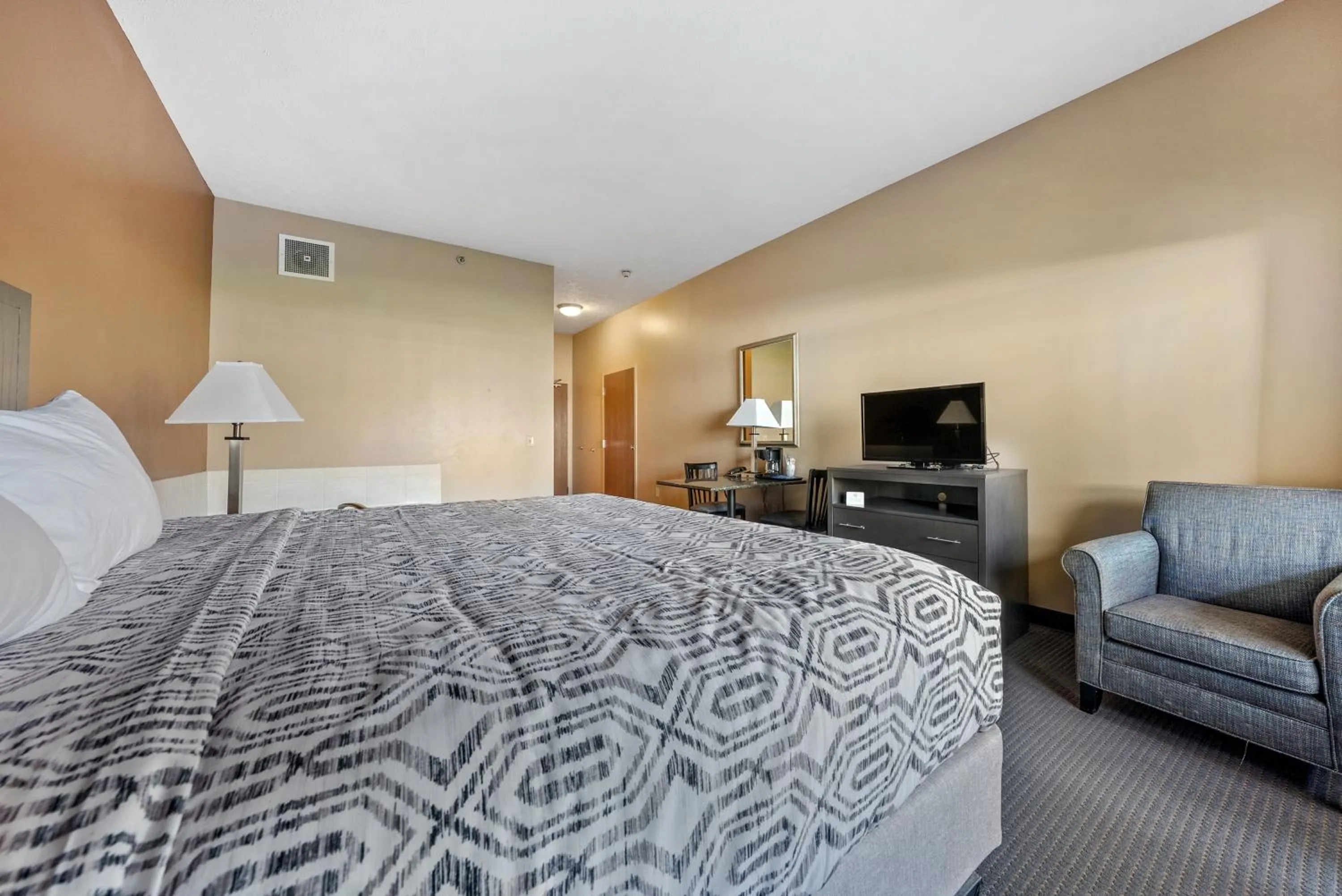 Property building, Bed in Bayshore Resort At Put-In-Bay