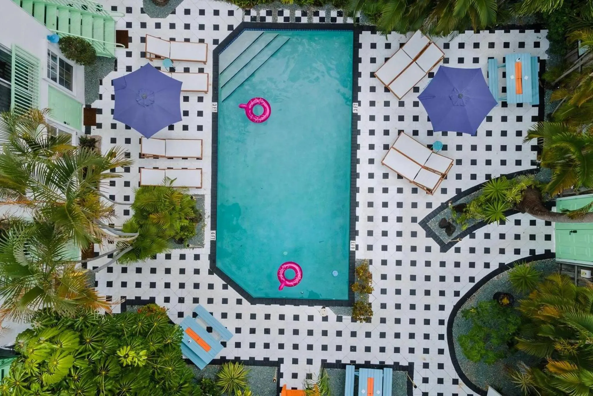 Property building in Las Olas Guest House