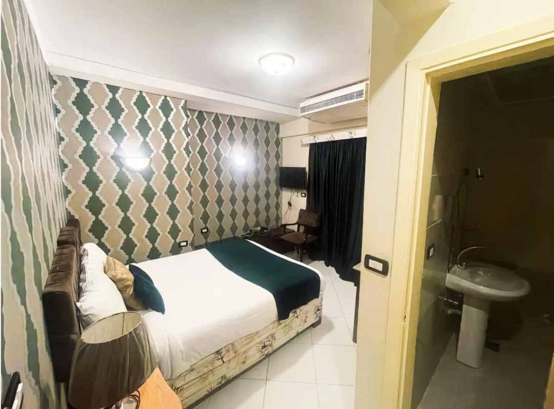 Bedroom, Bed in Golden Sun Hotel - Hurghada