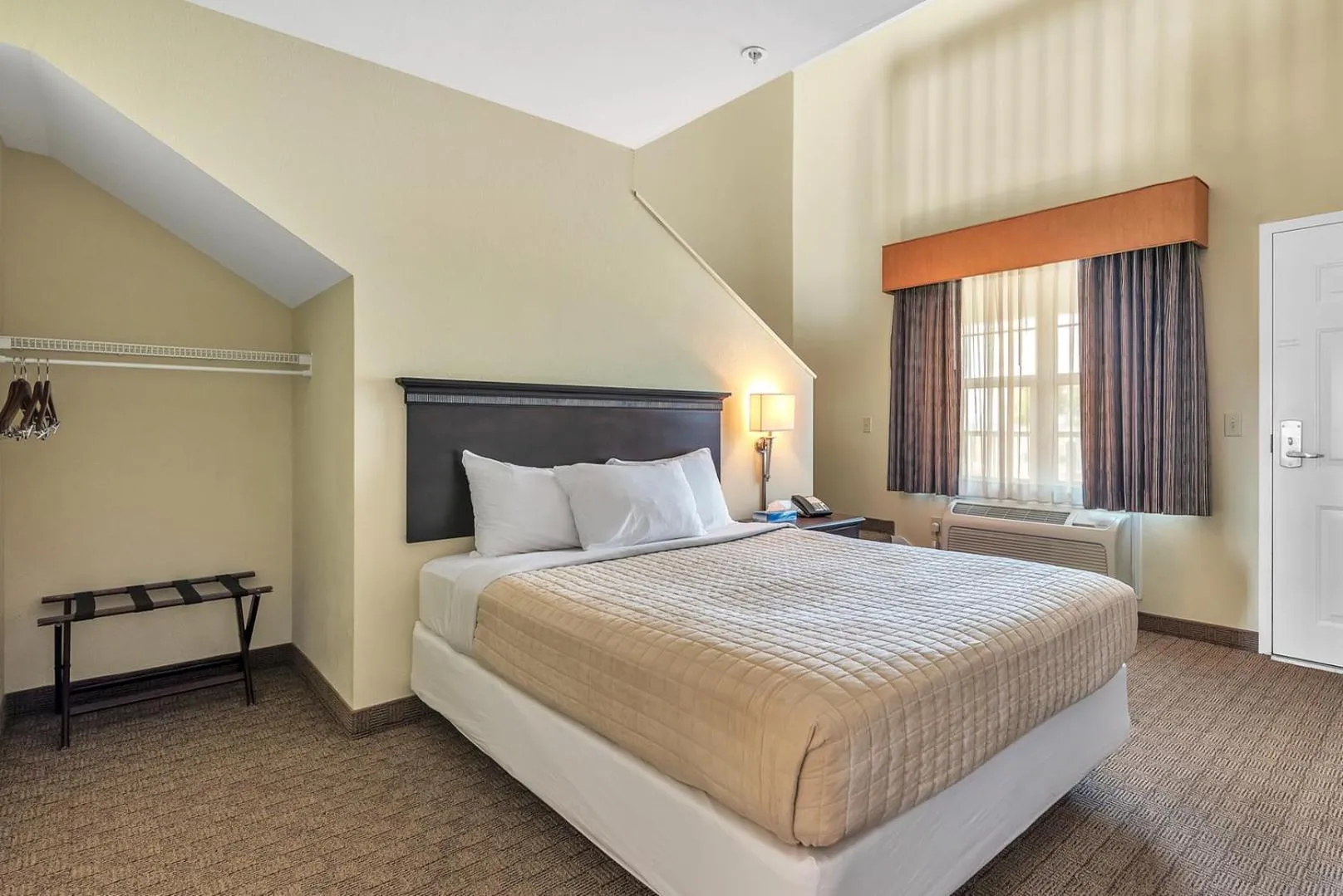 Bed in Kelleys Island Venture Resort