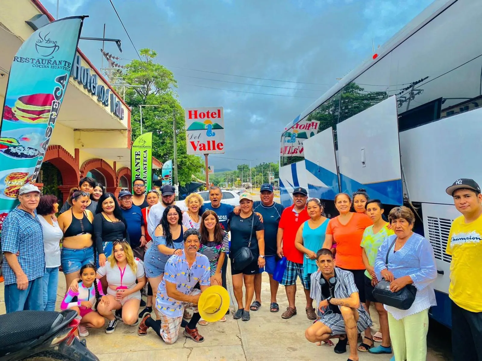 People in Hotel Del Valle