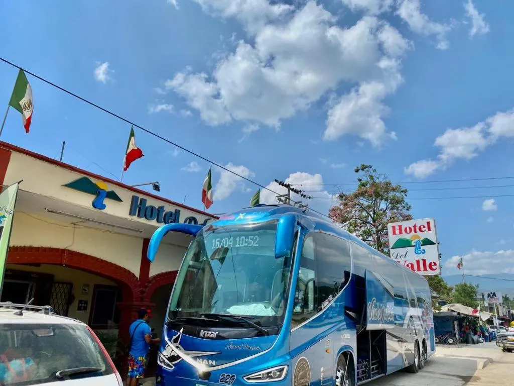 People in Hotel Del Valle