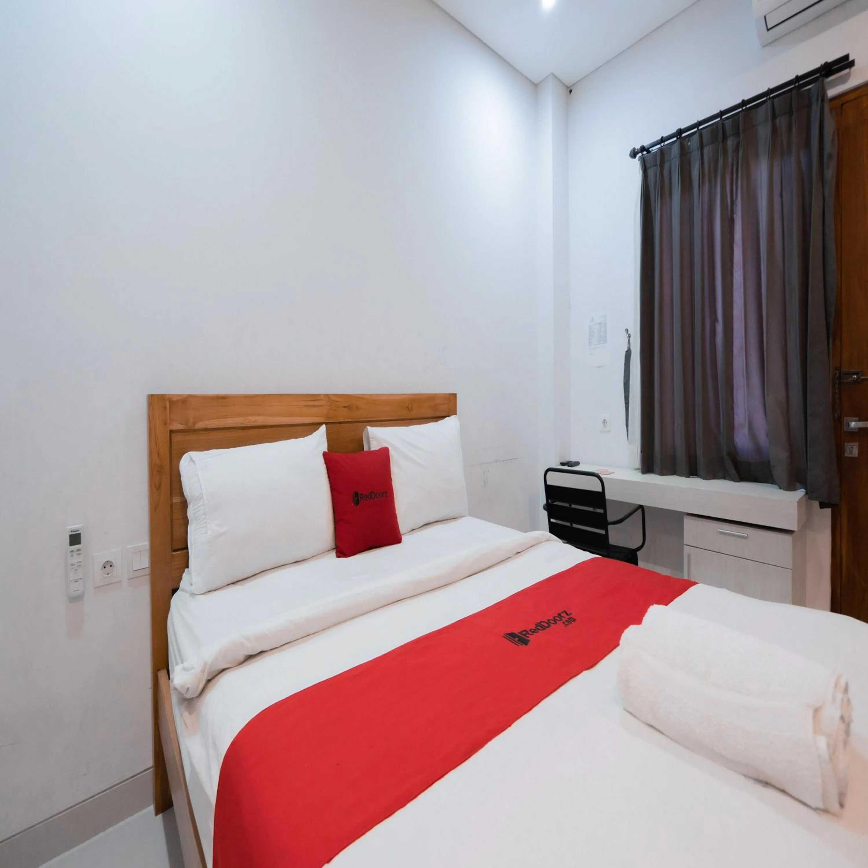 Bedroom, Bed in RedDoorz Plus at Kencana Residence Jimbaran