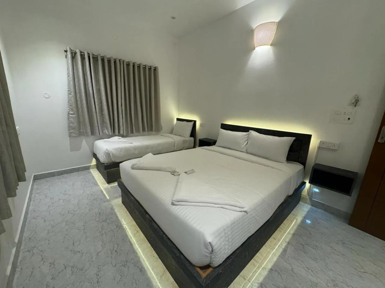 Photo of the whole room, Bed in La Tamara Suite - TIE