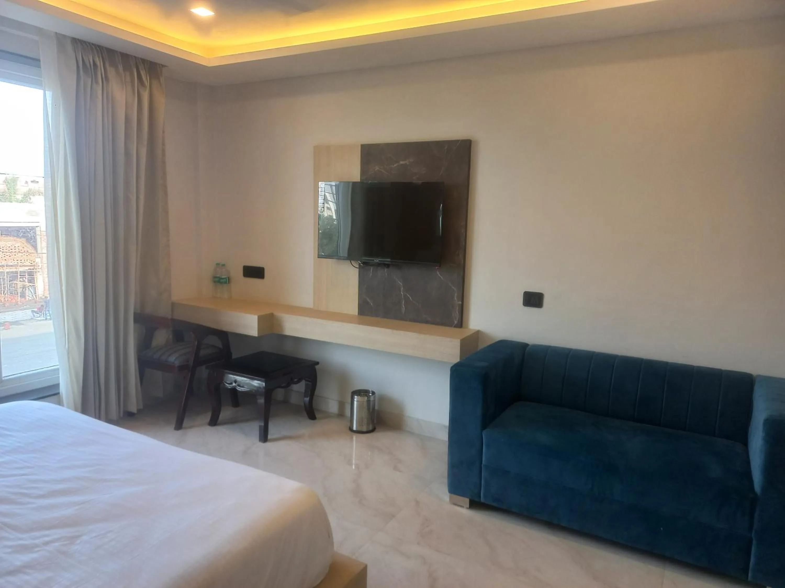 Communal lounge/ TV room, Bed in Hotel Holiday Grand