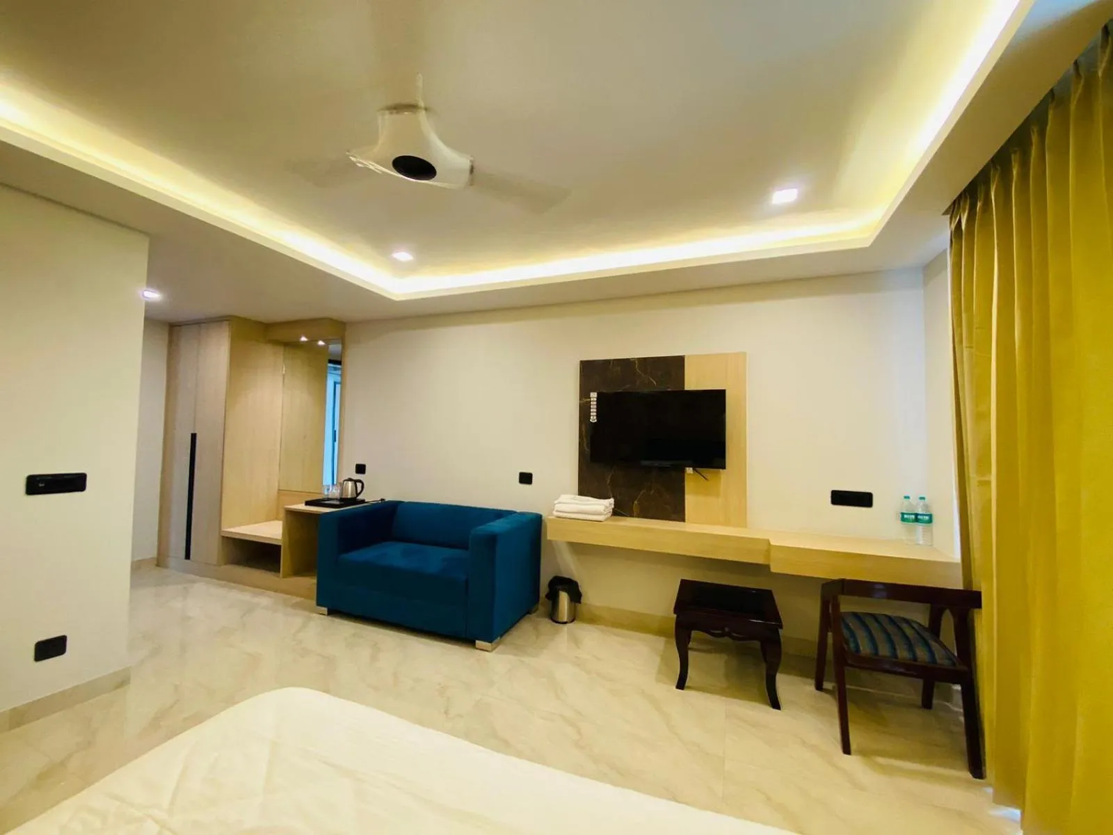 TV and multimedia, Bed in Hotel Holiday Grand