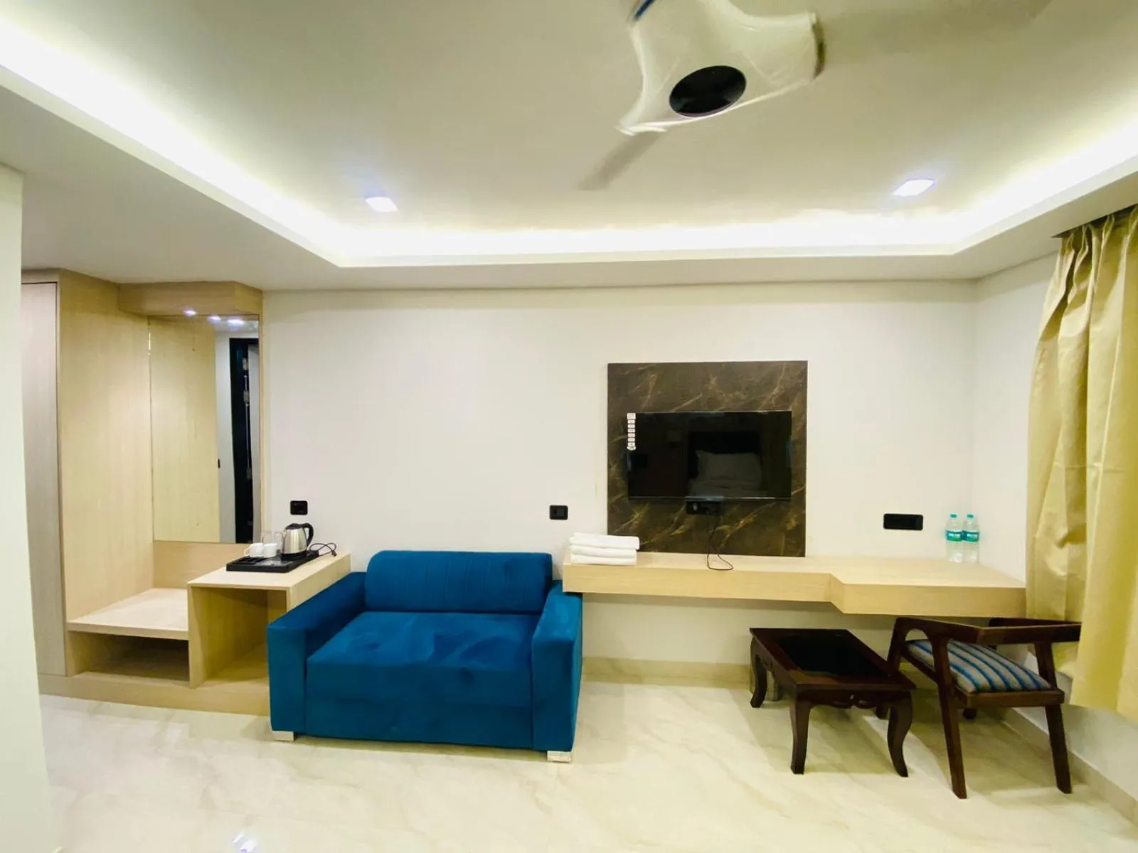 TV and multimedia in Hotel Holiday Grand