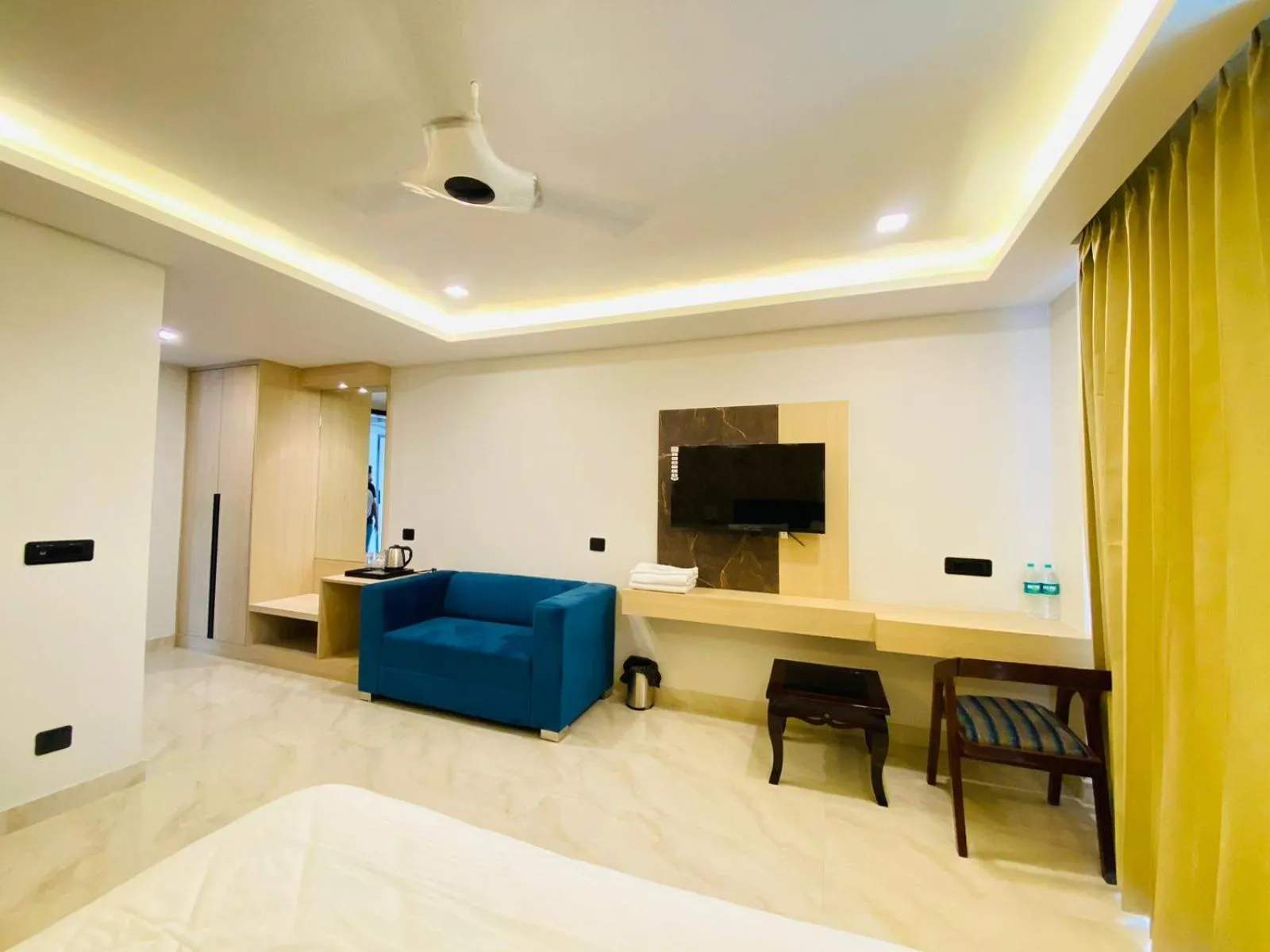 TV and multimedia, Bed in Hotel Holiday Grand