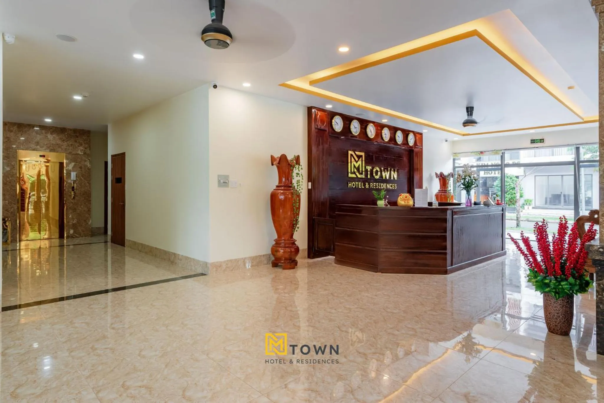 Communal lounge/ TV room in Luxy Park Hotel & Apartments - MTown