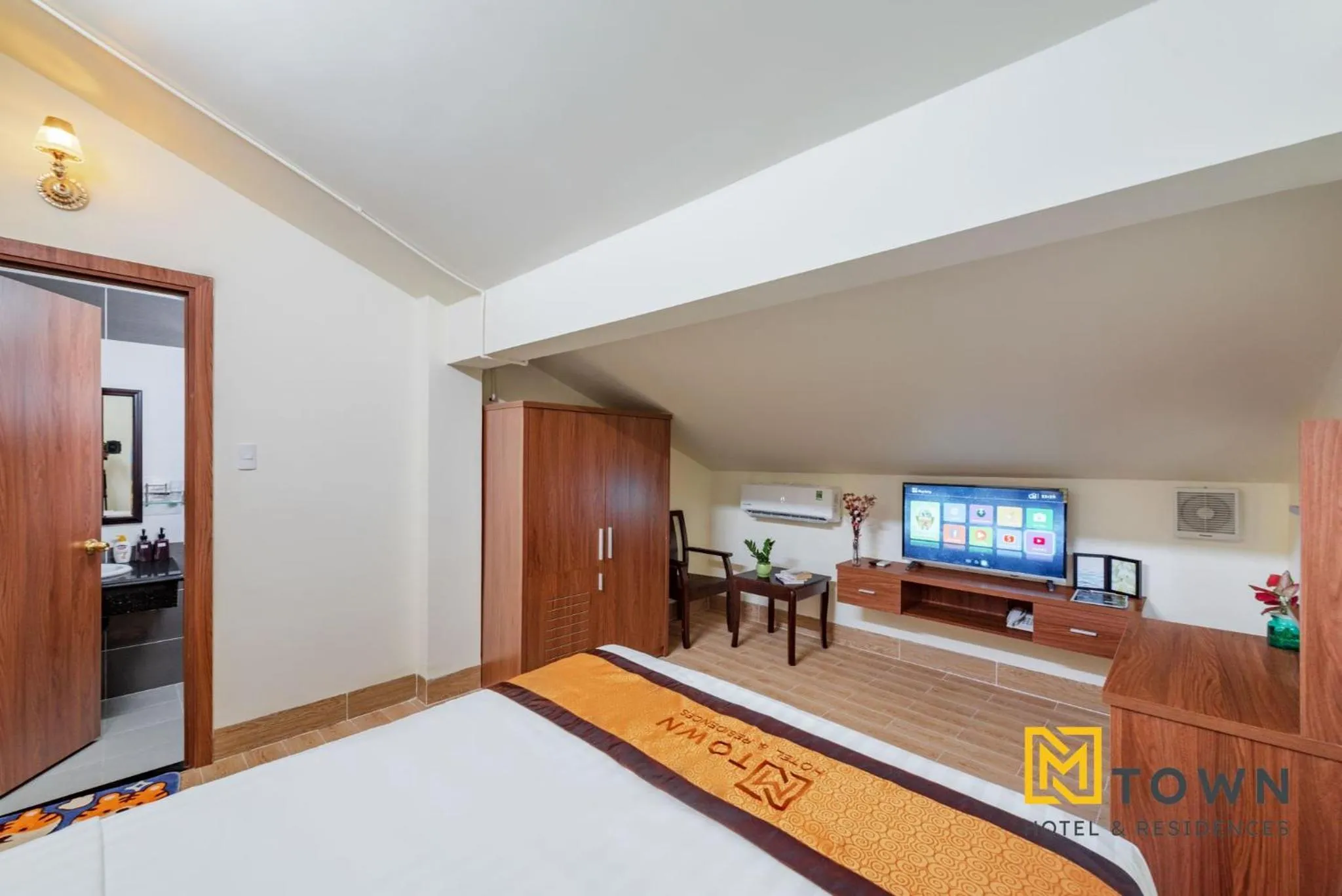 Communal lounge/ TV room, Bed in Luxy Park Hotel & Apartments - MTown