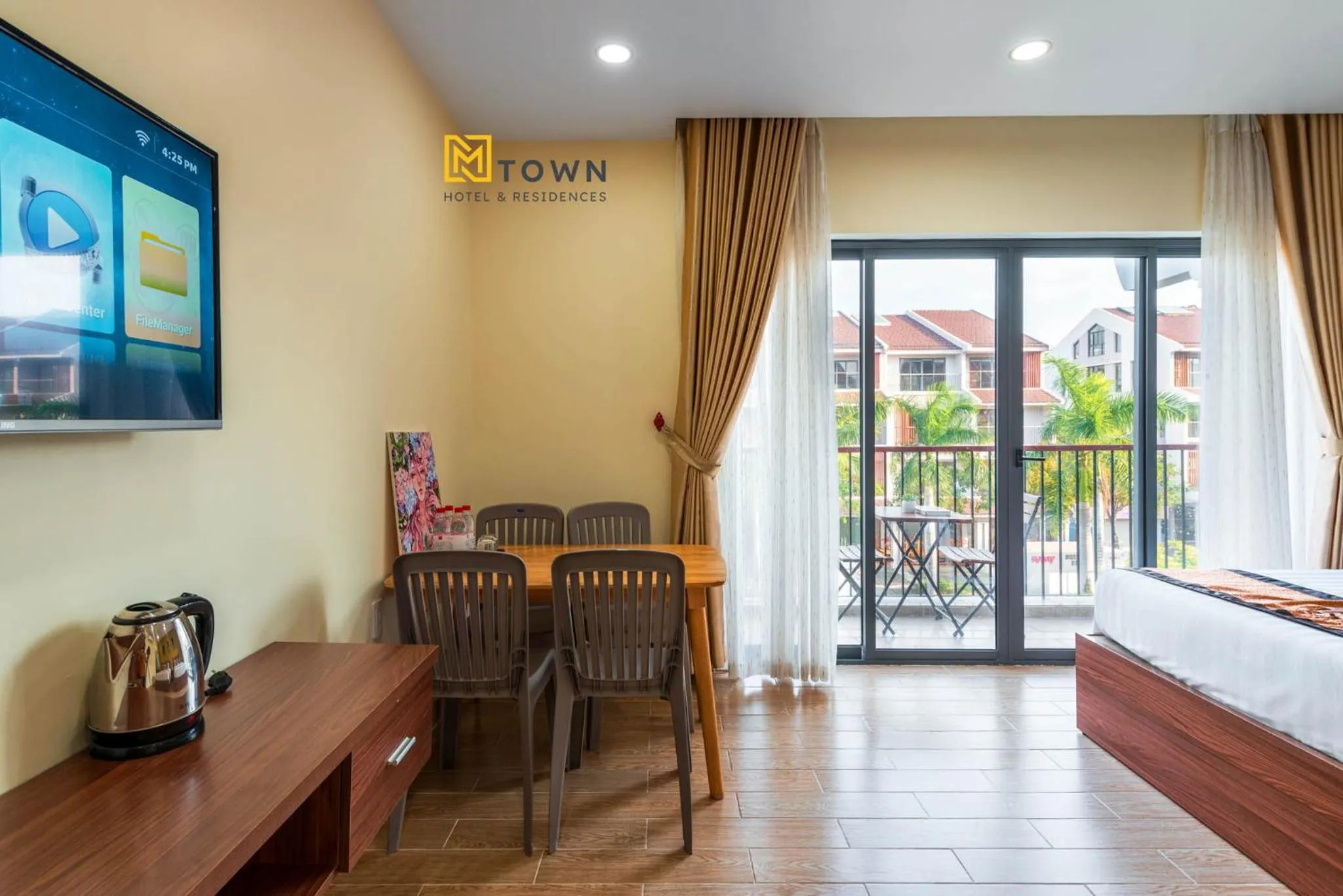 TV and multimedia in Luxy Park Hotel & Apartments - MTown