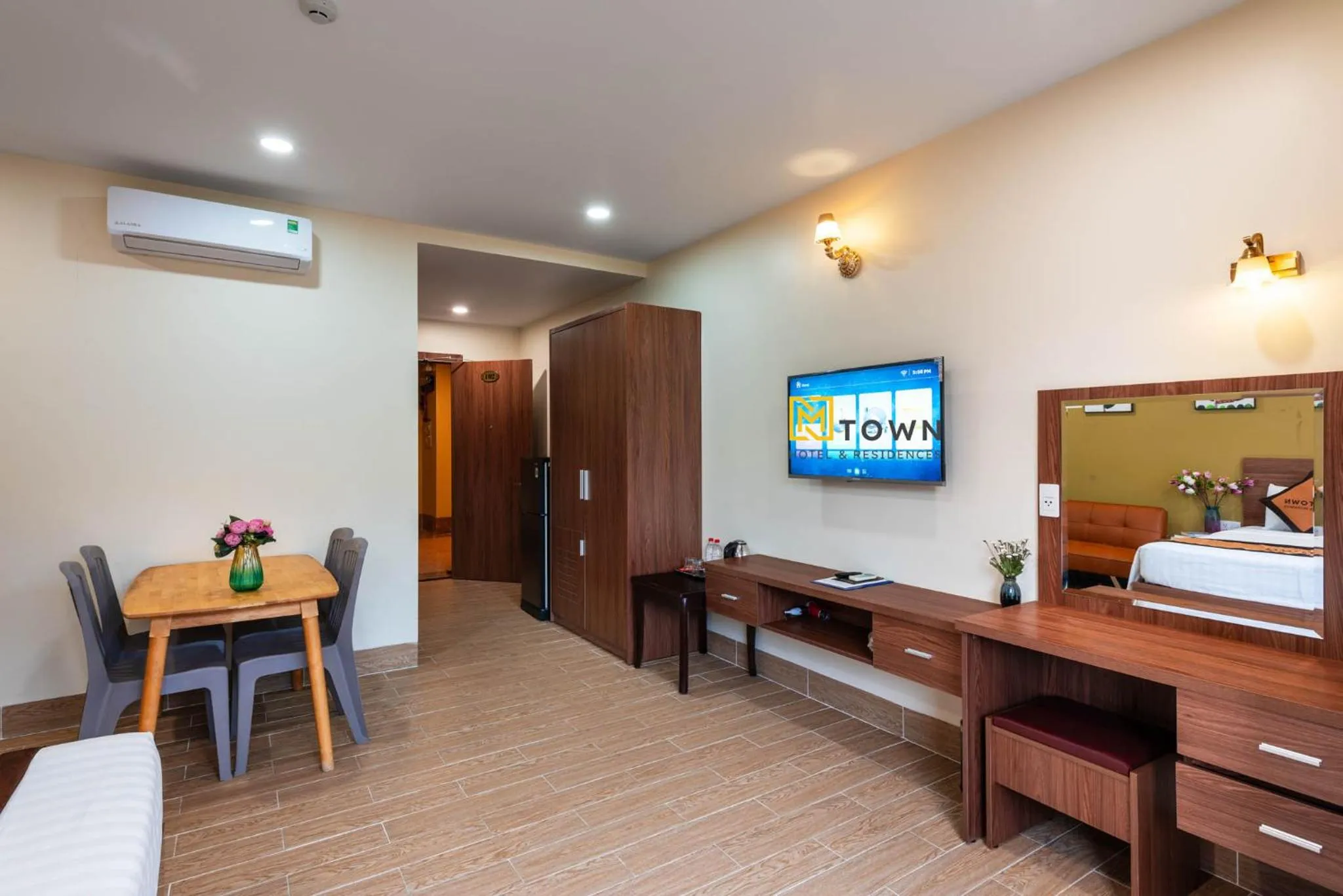 Communal lounge/ TV room in Luxy Park Hotel & Apartments - MTown