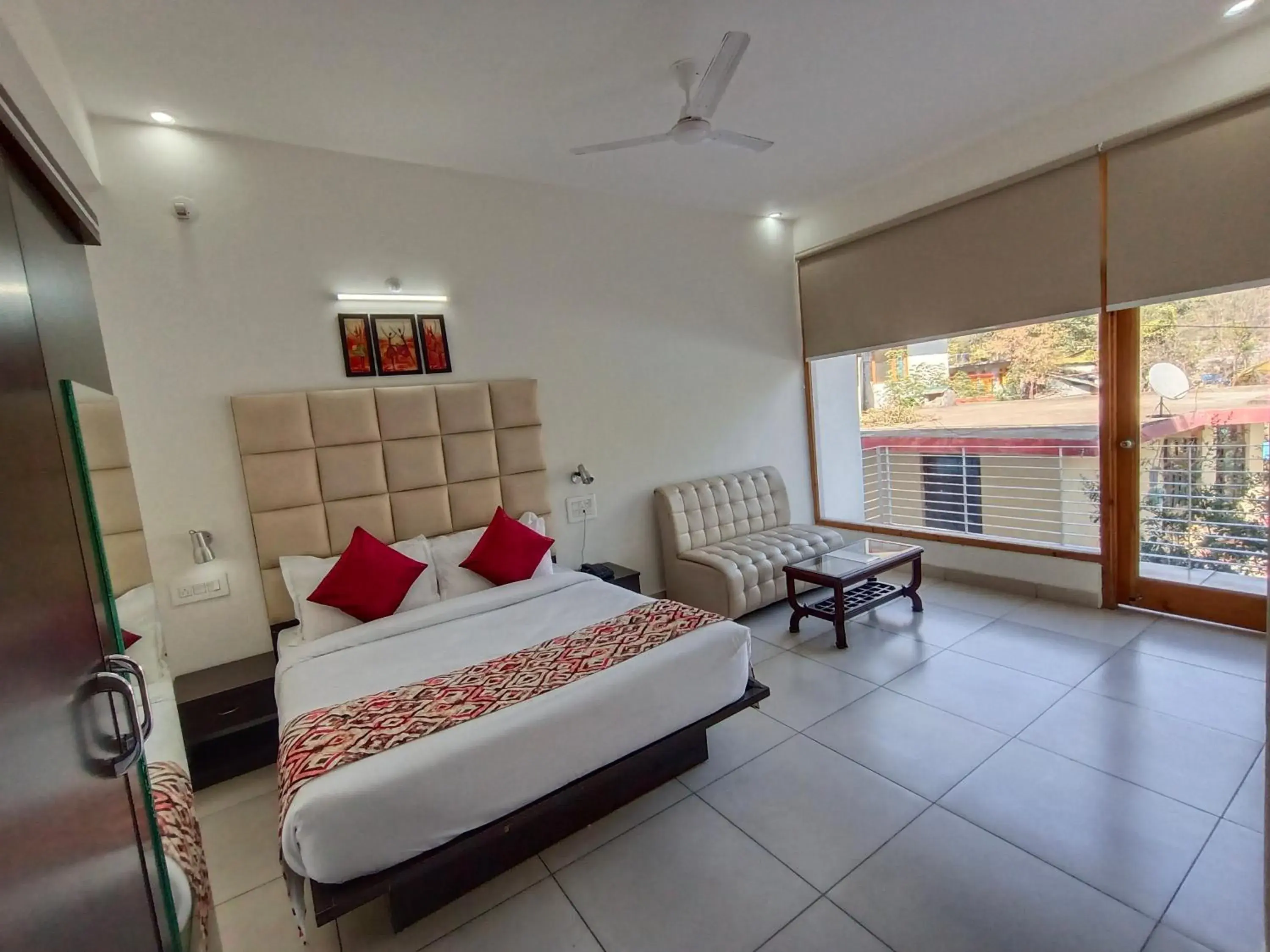 Superior Double Room in Gezellig Inn - Hotel Oasis Superior Double Room in Gezellig Inn - Hotel Oasis