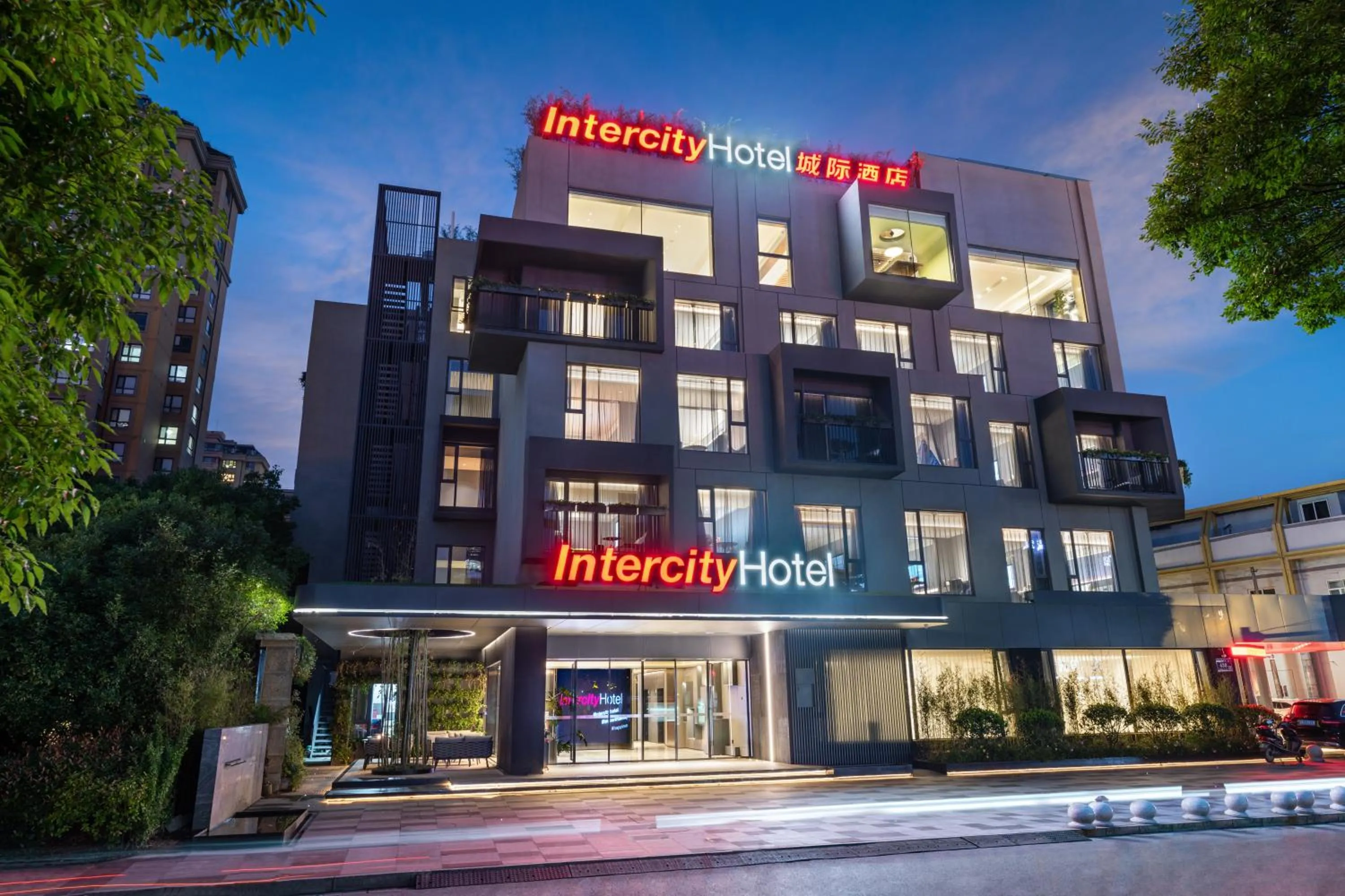 Property building in Intercity Yangzhou Slender West Lake