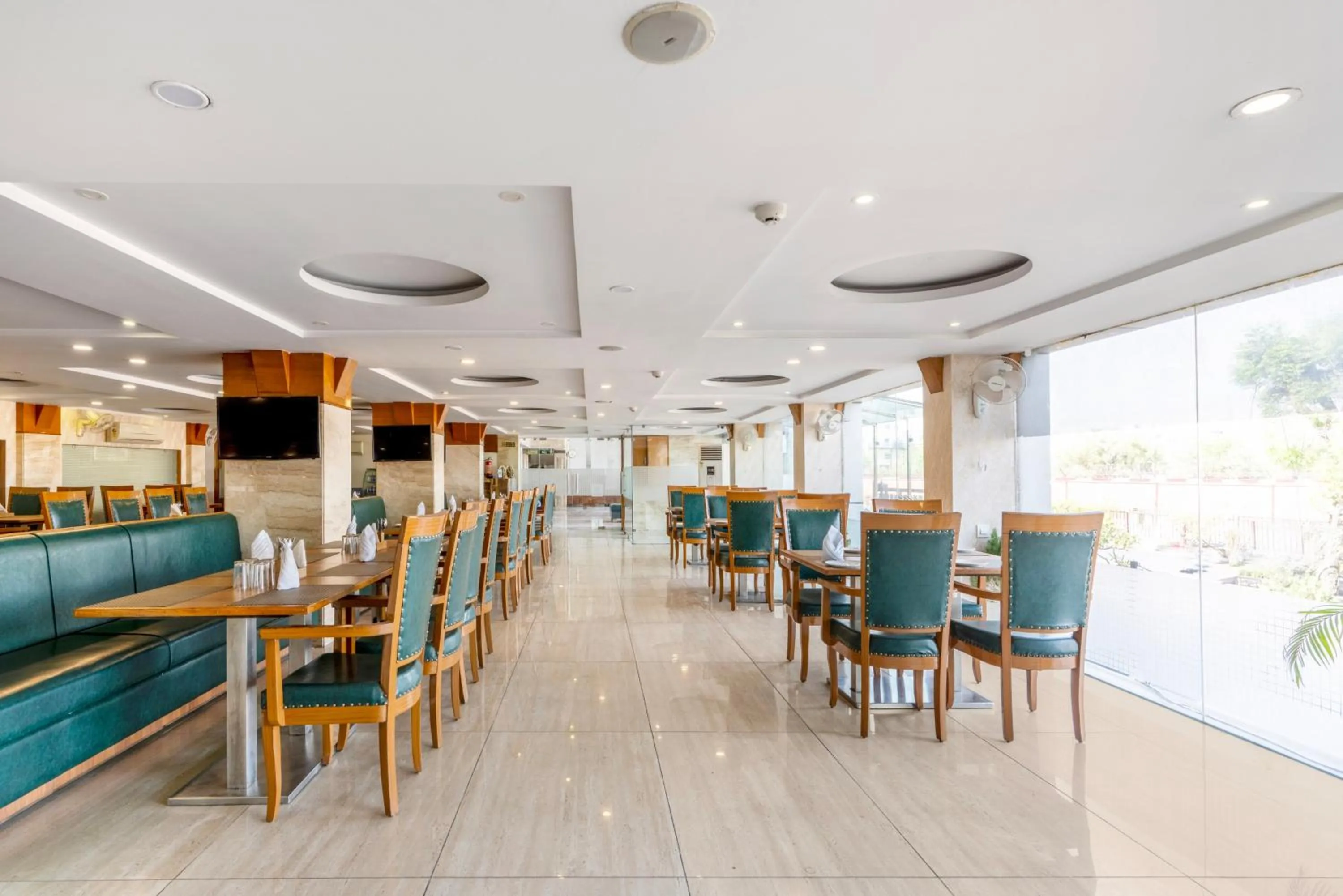 Restaurant/places to eat in Treebo Premium Vinnie - Near Airport