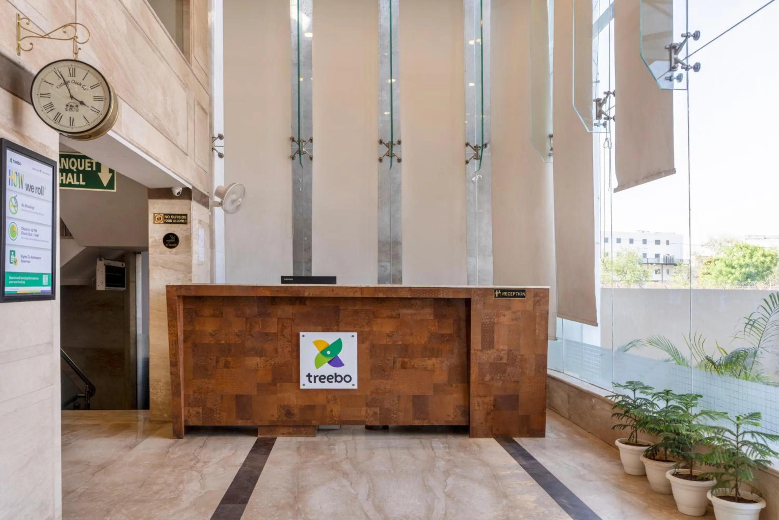 Lobby or reception in Treebo Premium Vinnie - Near Airport