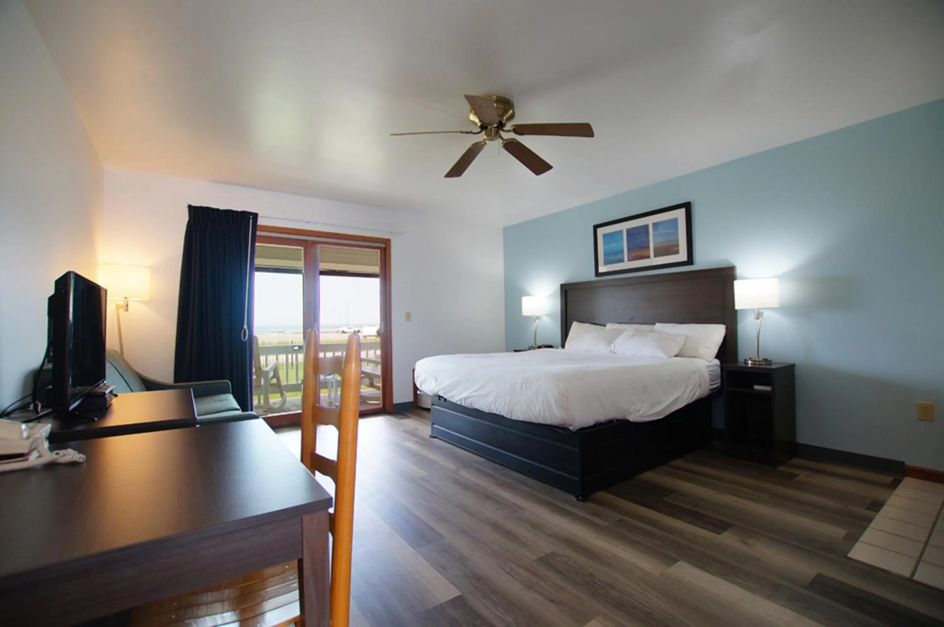 Bed in Snyders Shoreline Inn