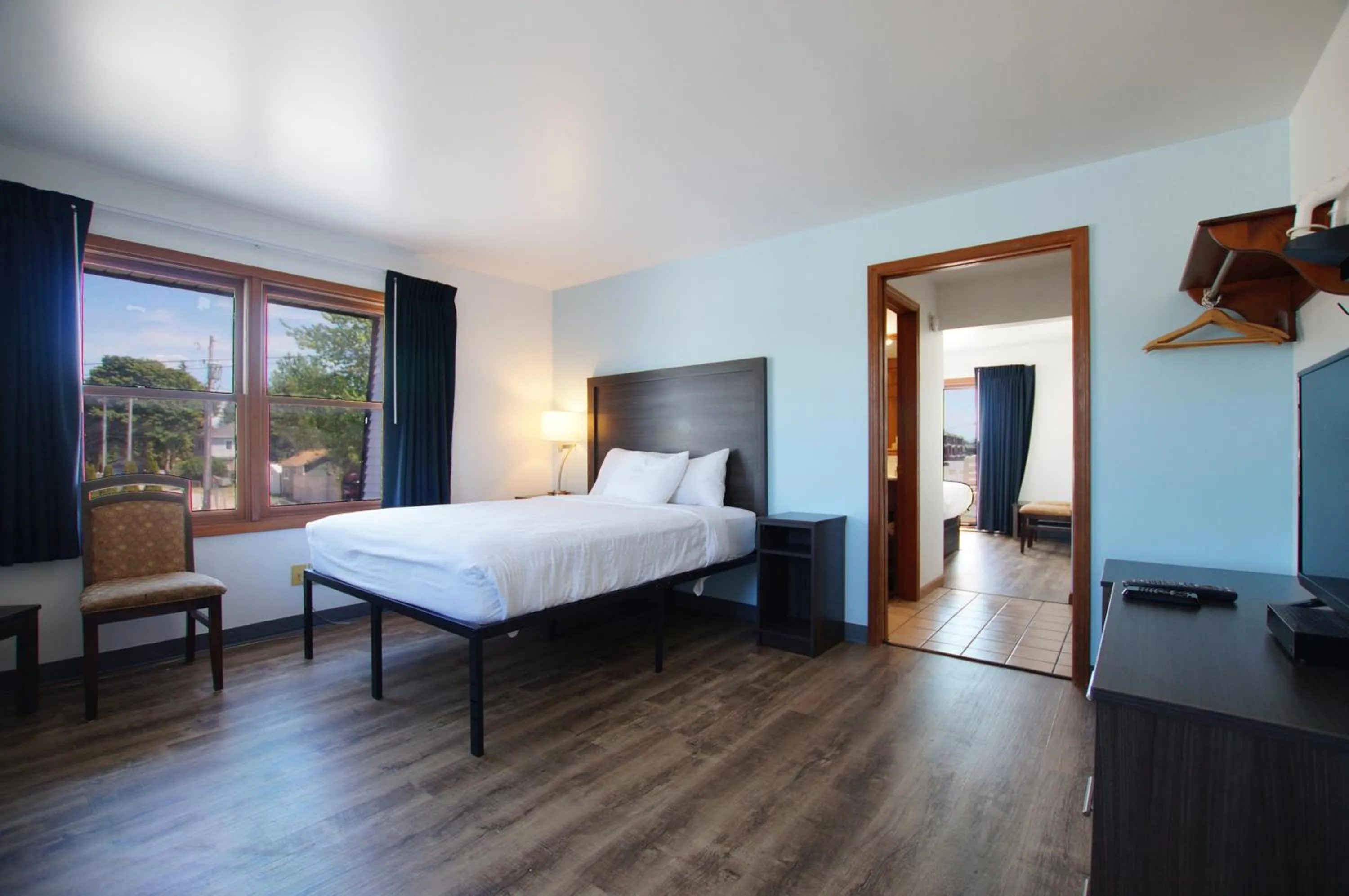 Bed in Snyders Shoreline Inn