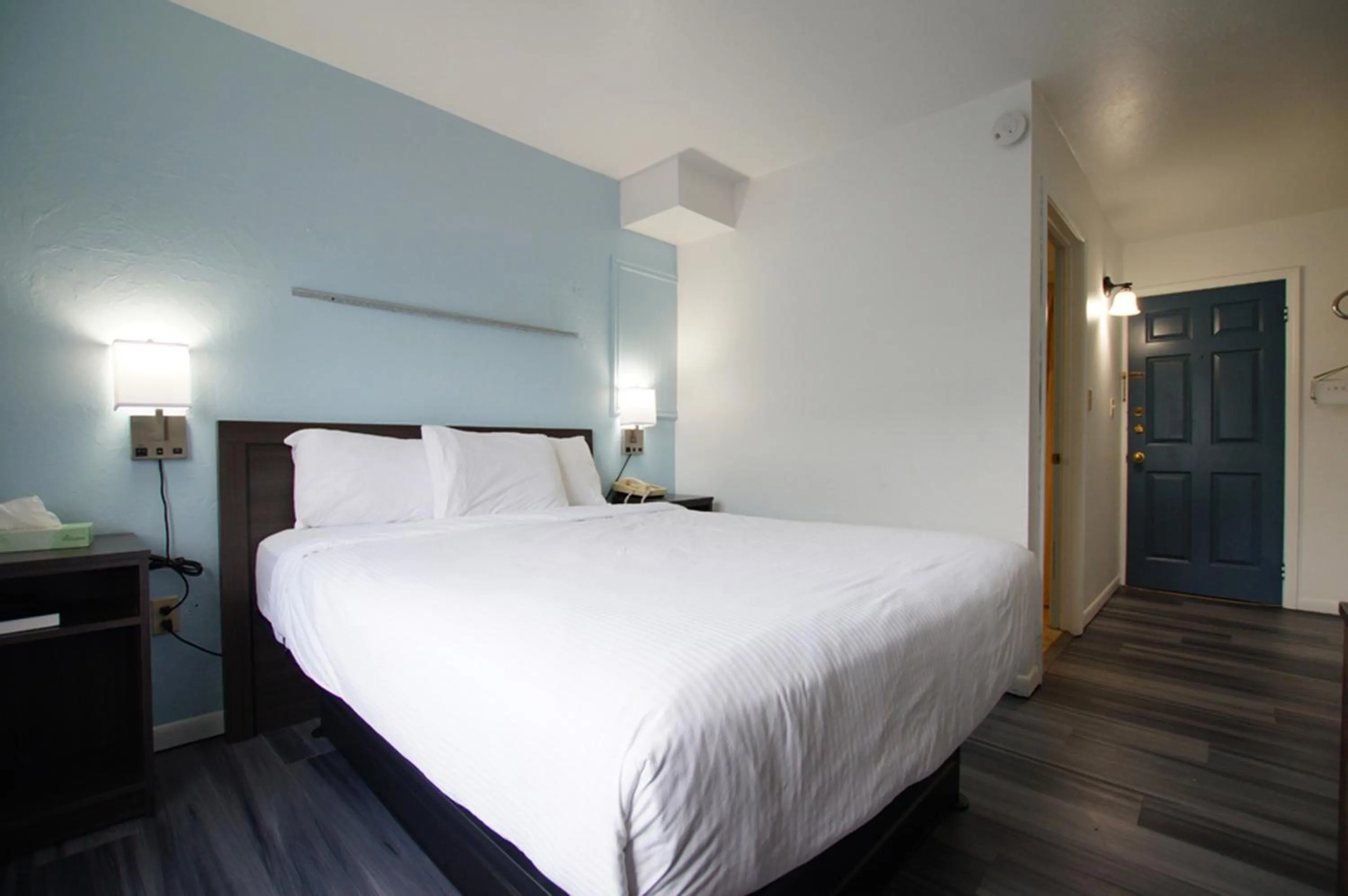 Bed in Snyders Shoreline Inn