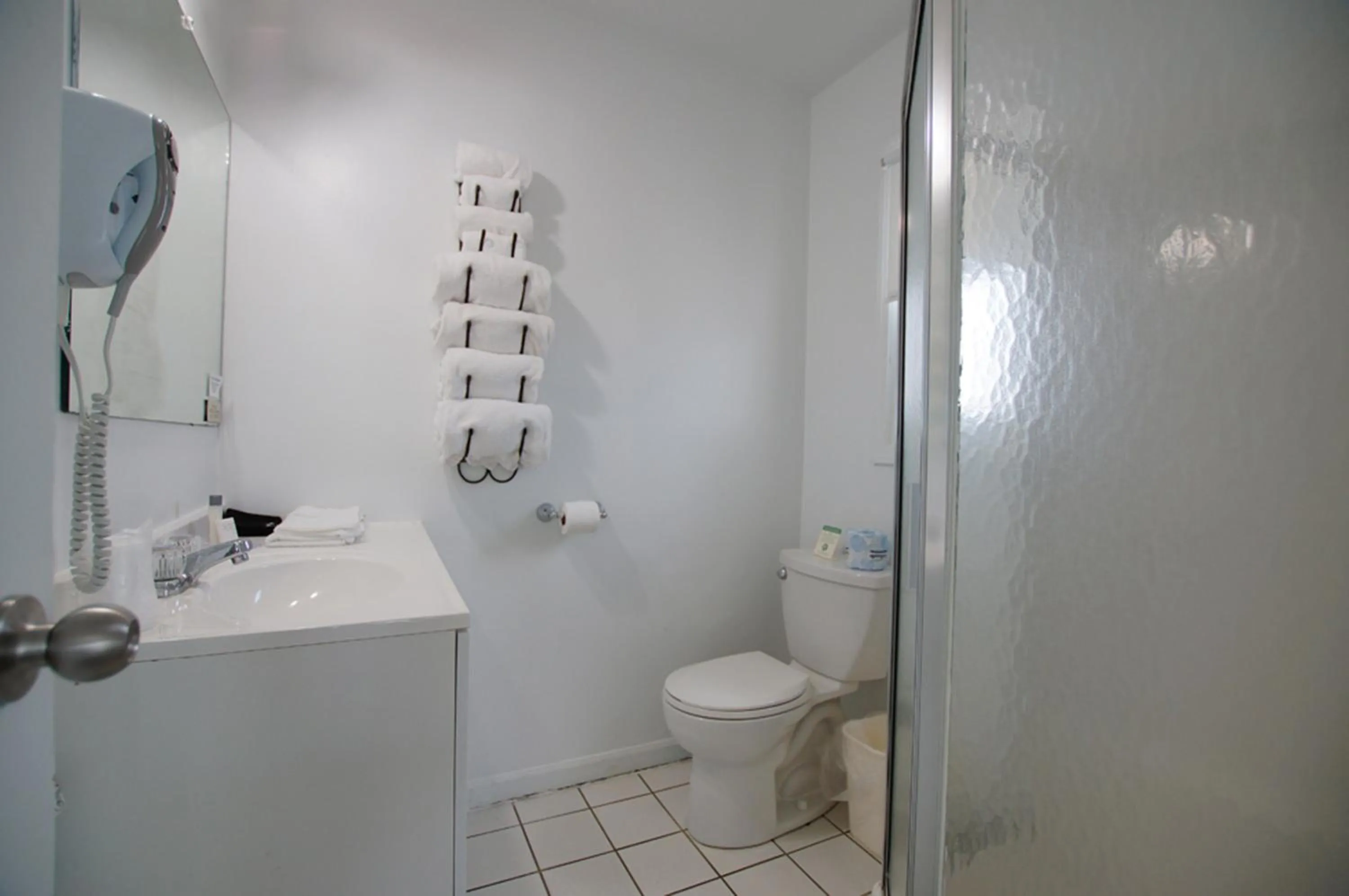 Bathroom in Snyders Shoreline Inn