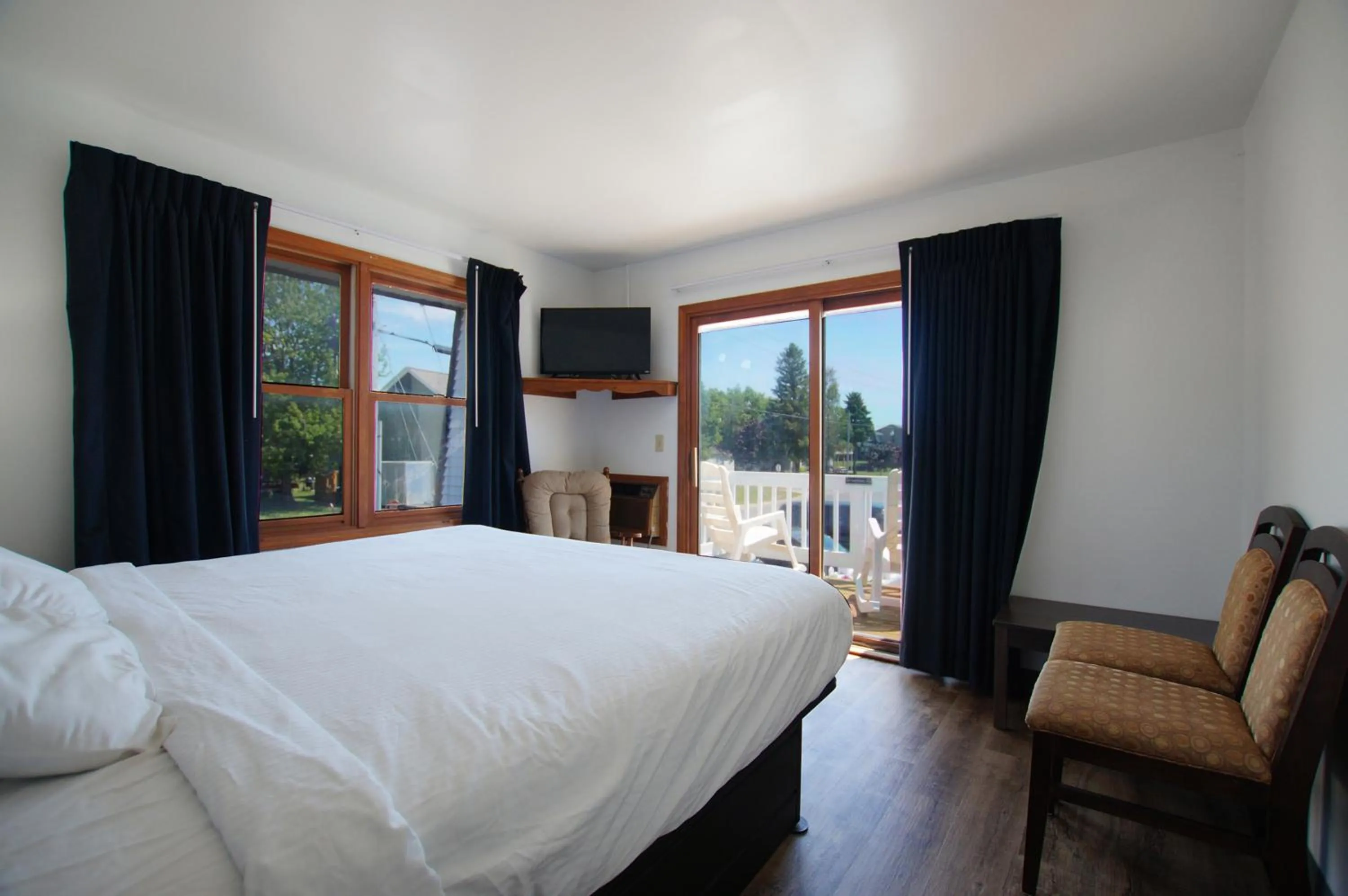 Bed in Snyders Shoreline Inn