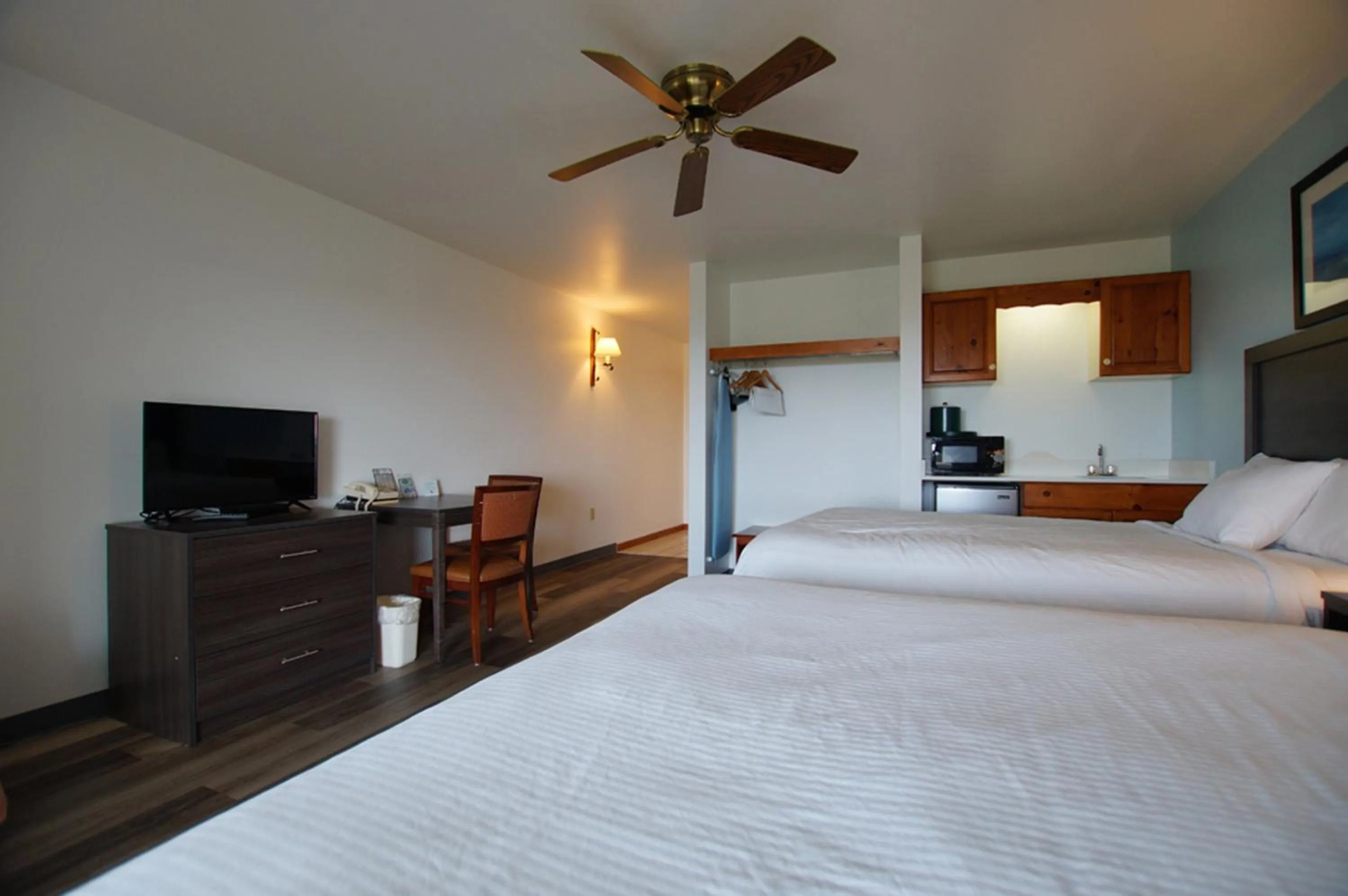 Bed in Snyders Shoreline Inn