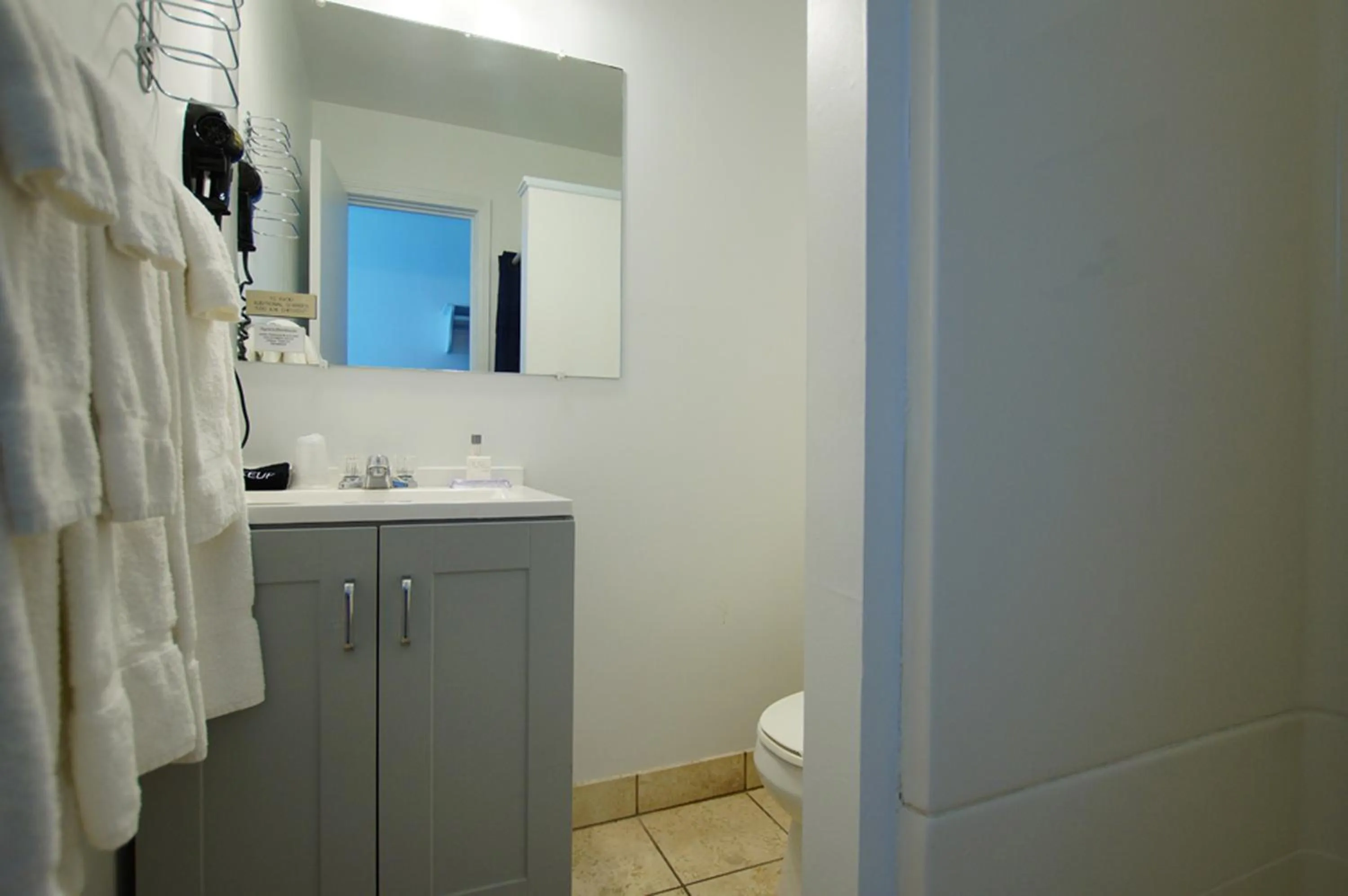 Bathroom in Snyders Shoreline Inn