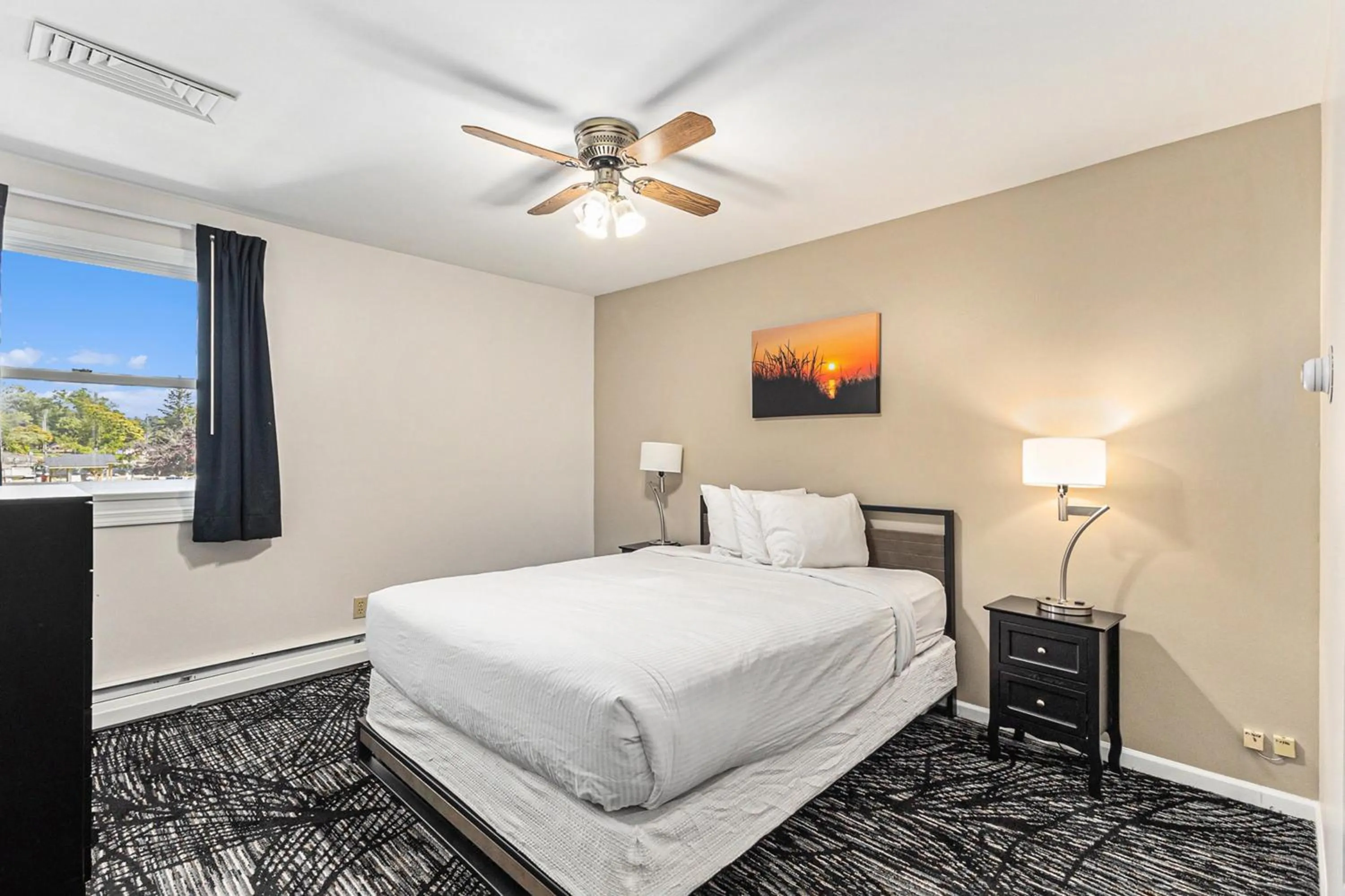 Bedroom in Snyders Shoreline Inn