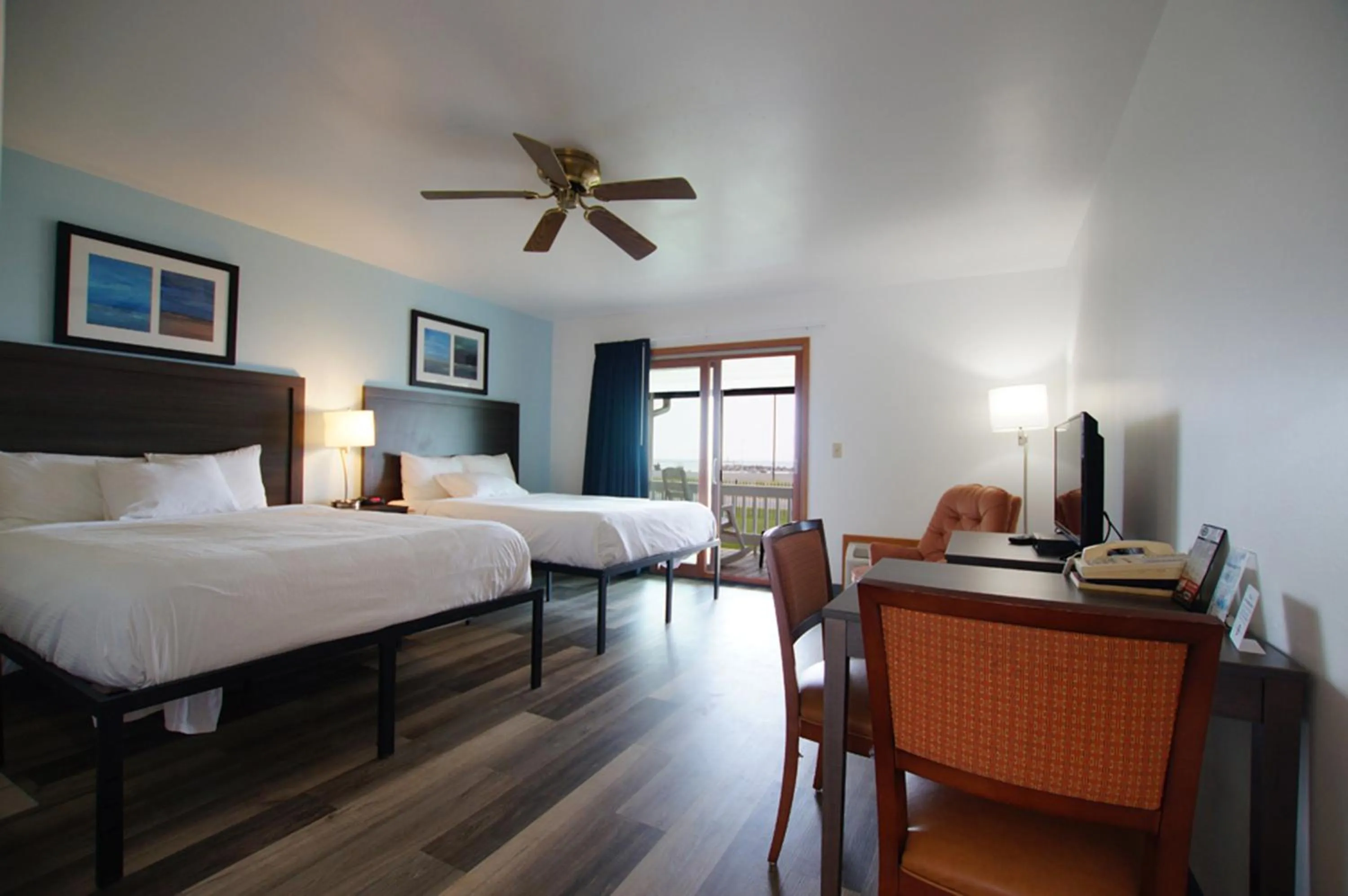 Bed in Snyders Shoreline Inn