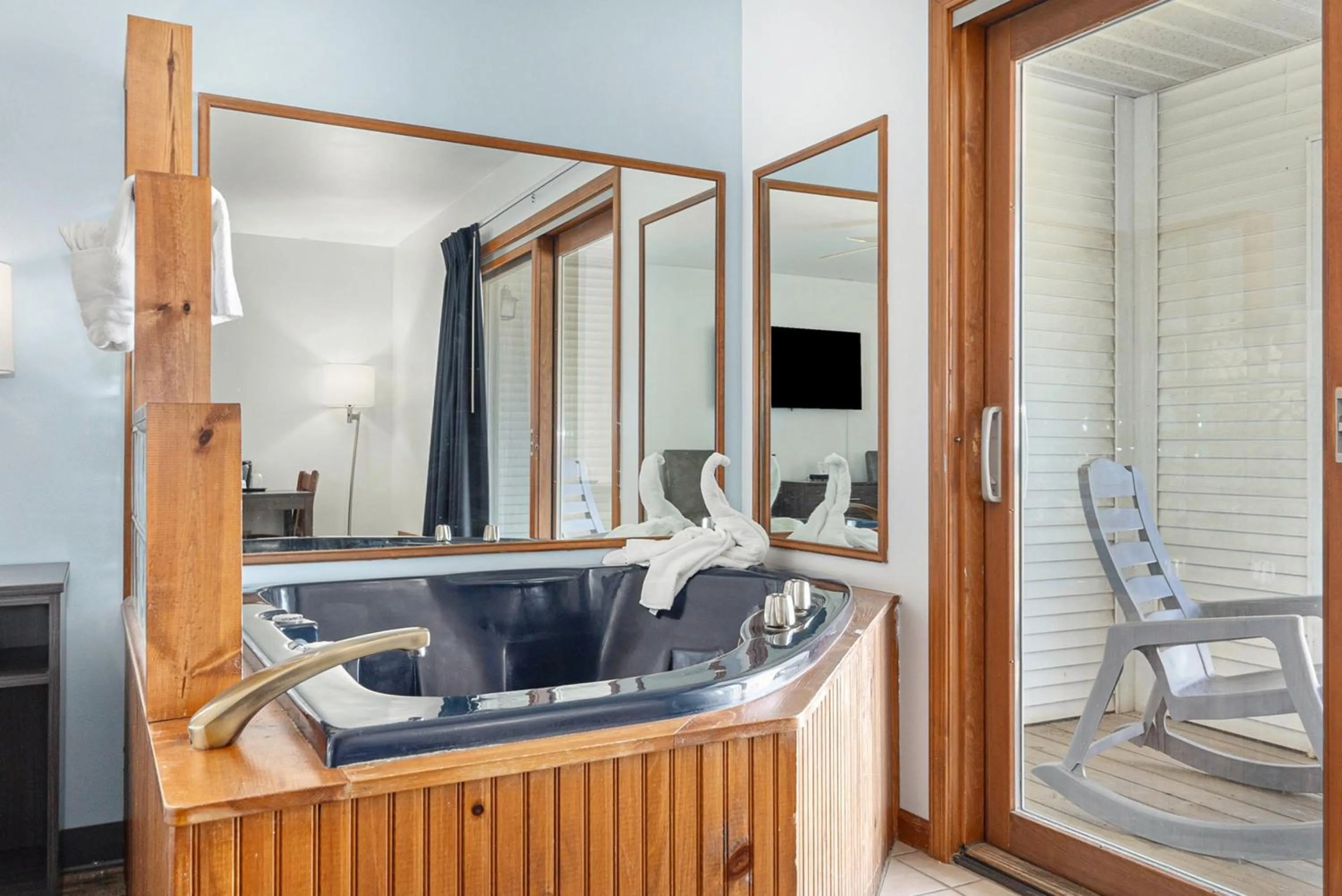 Bedroom in Snyders Shoreline Inn