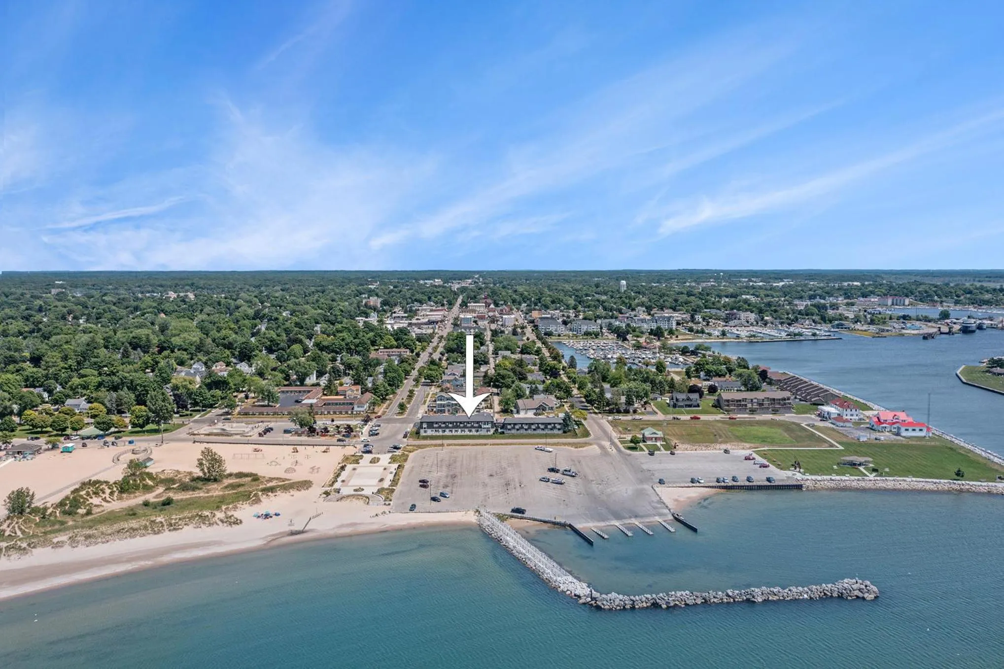 Property building in Snyders Shoreline Inn