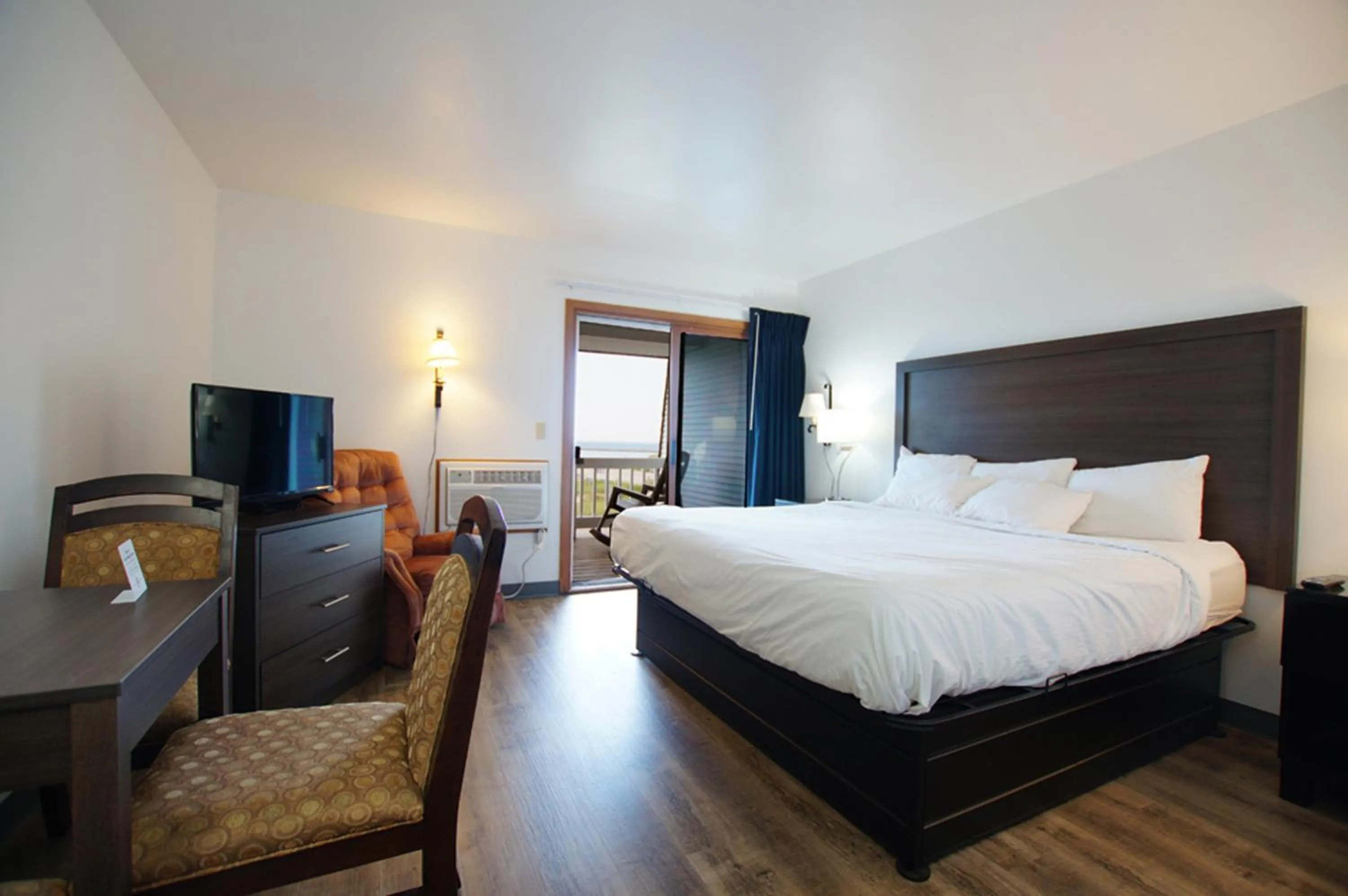 Bed in Snyders Shoreline Inn