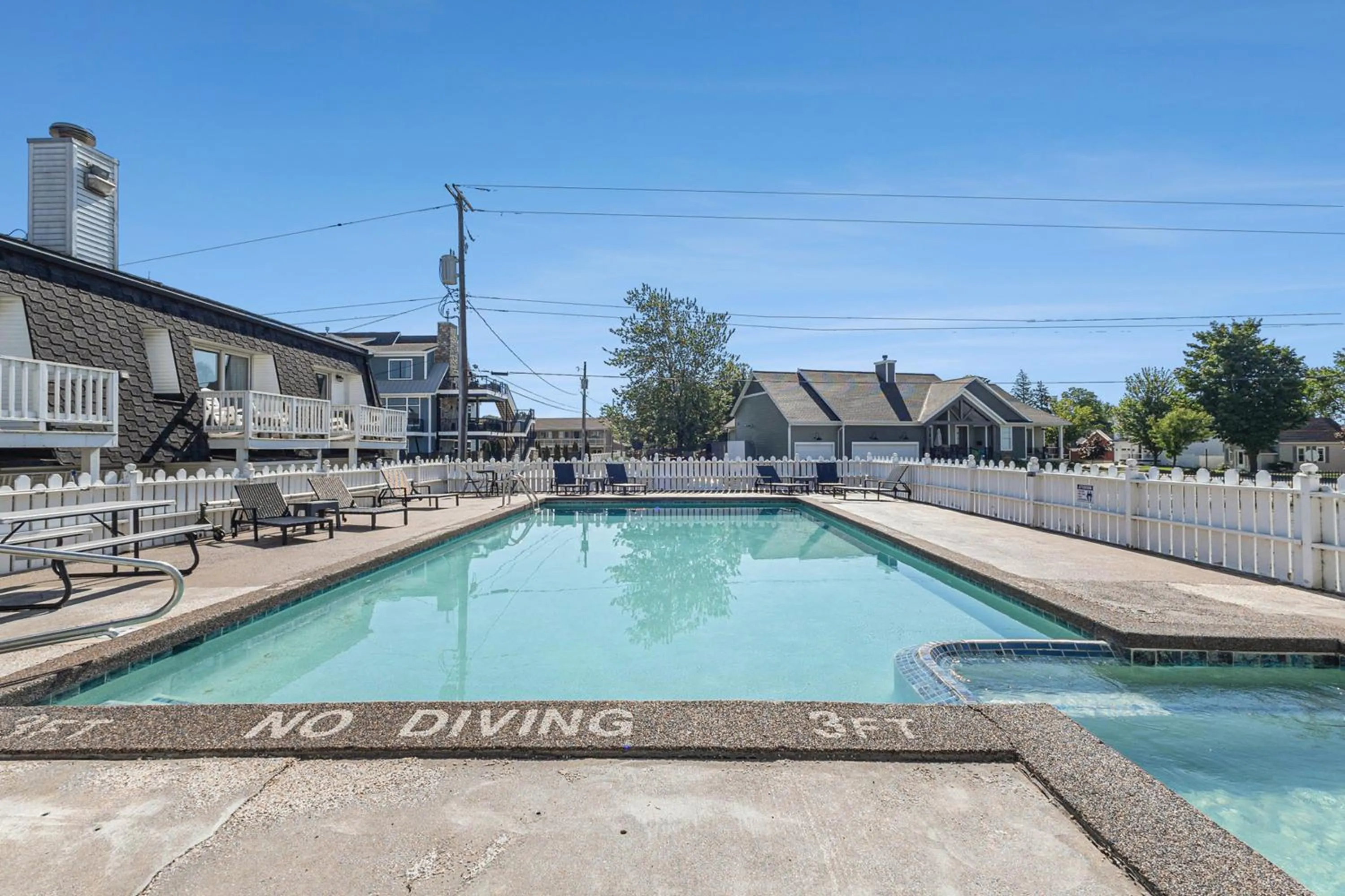 Swimming pool in Snyders Shoreline Inn