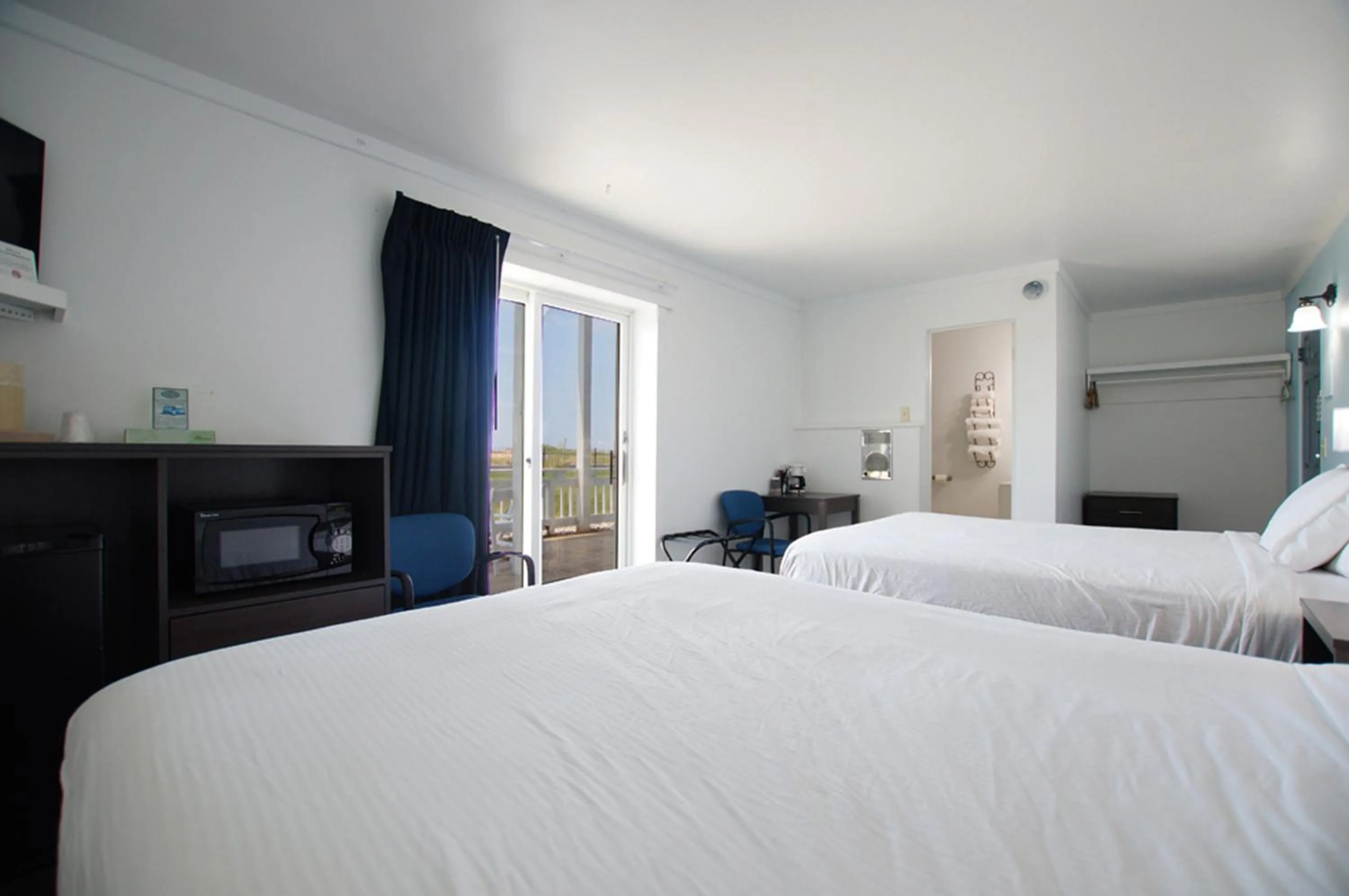 Bed in Snyders Shoreline Inn