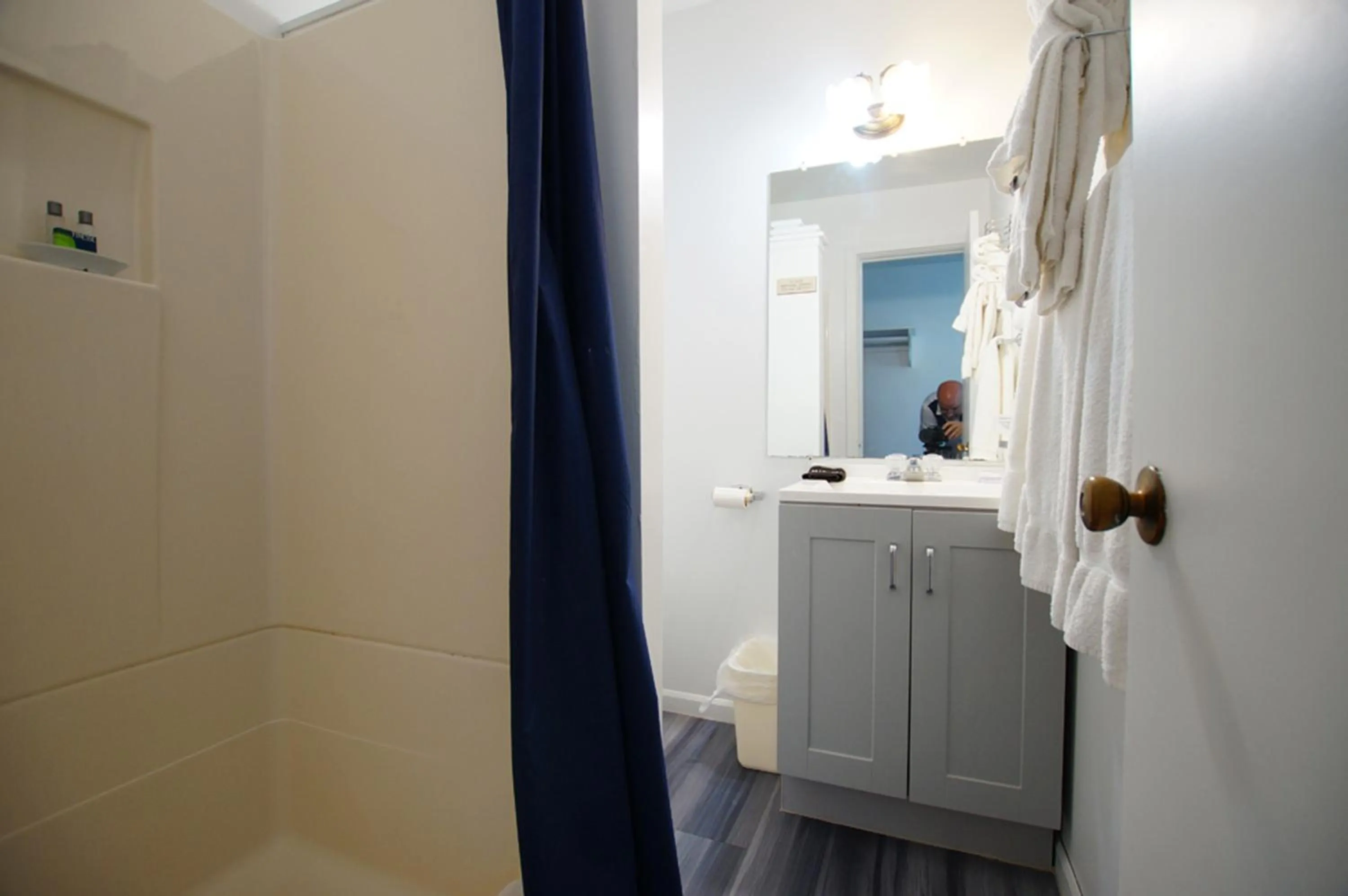 Bathroom in Snyders Shoreline Inn