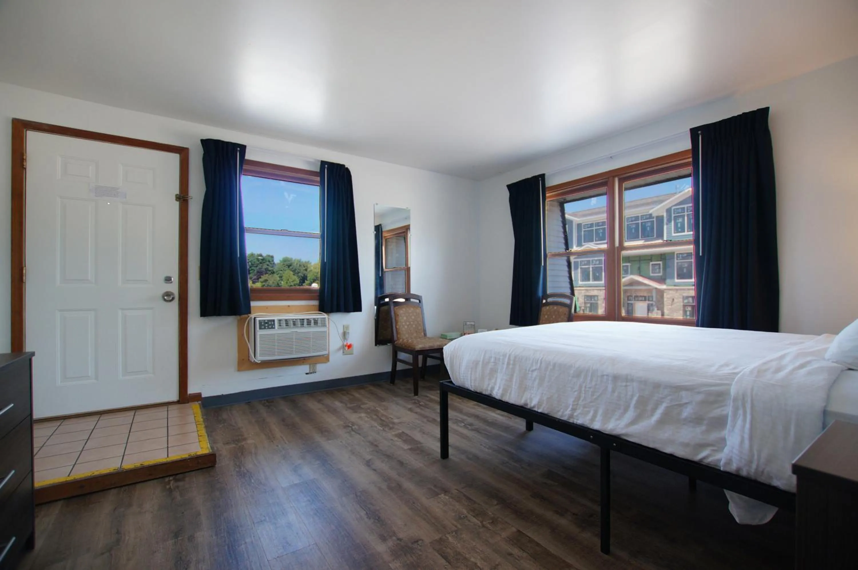 Bed in Snyders Shoreline Inn