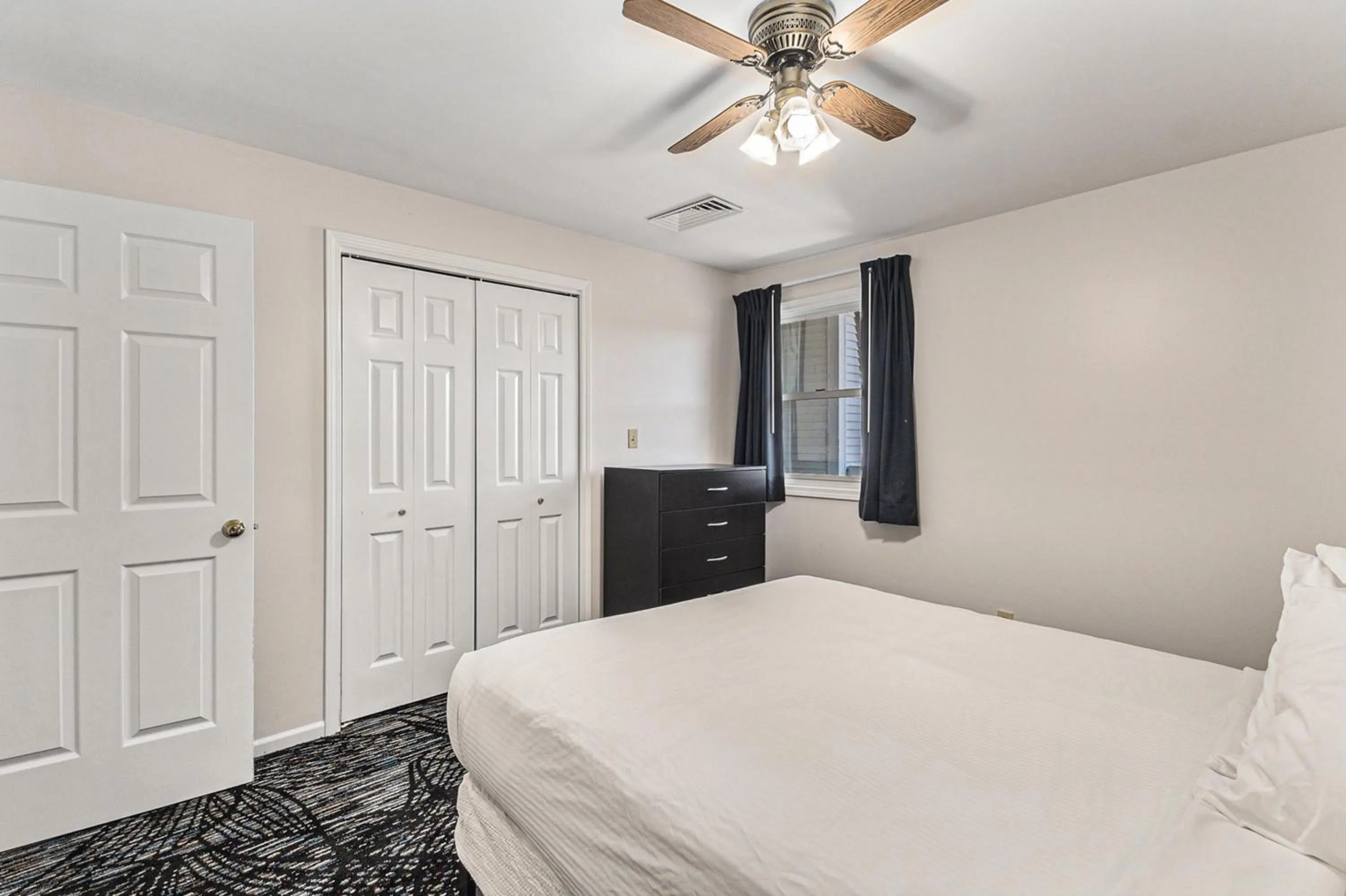 Snyders Shoreline Inn